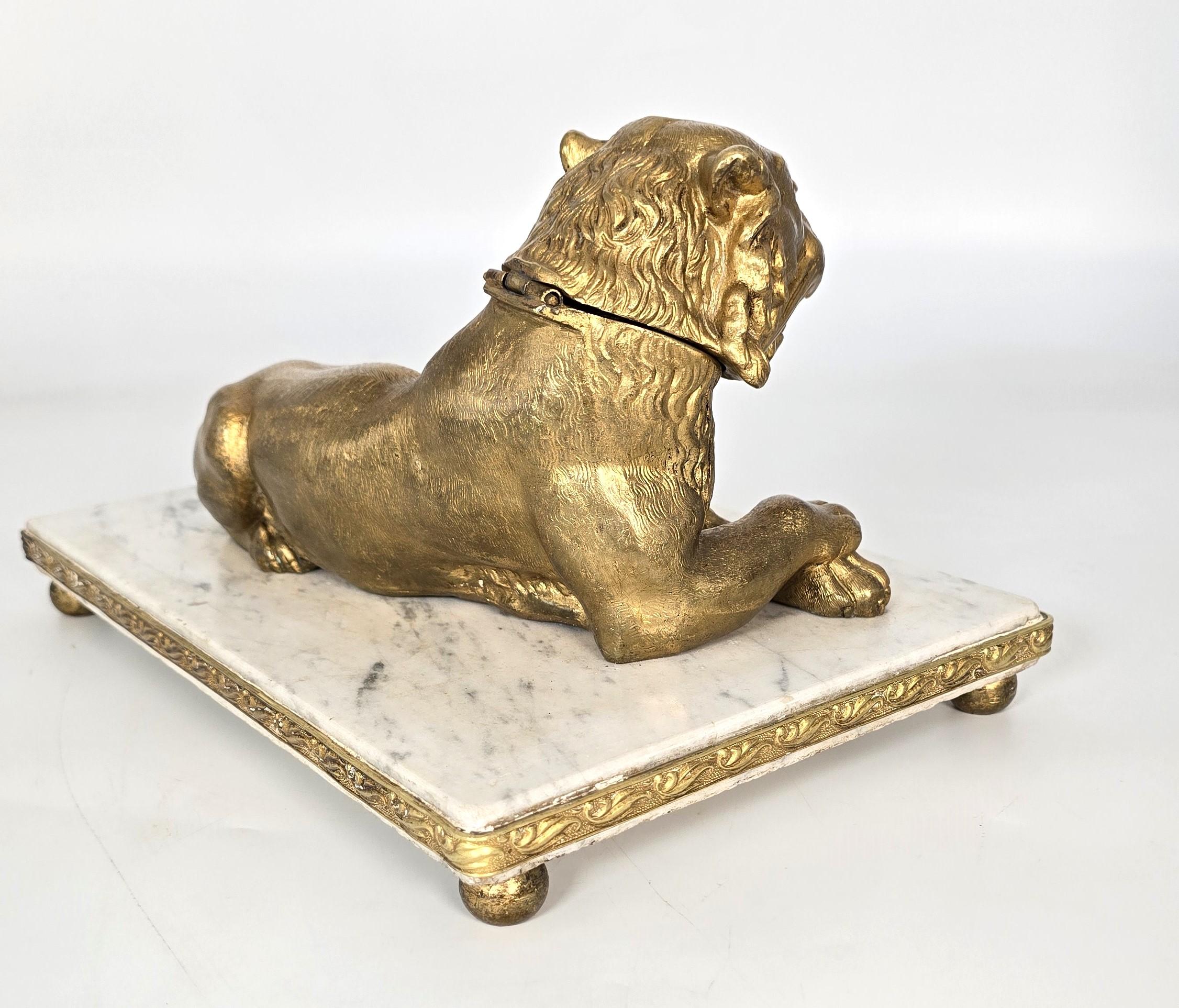 Französisches Tintenfass aus vergoldeter Bronze und Marmor mit einer majestätischen Löwin, um 1850 im Angebot 2