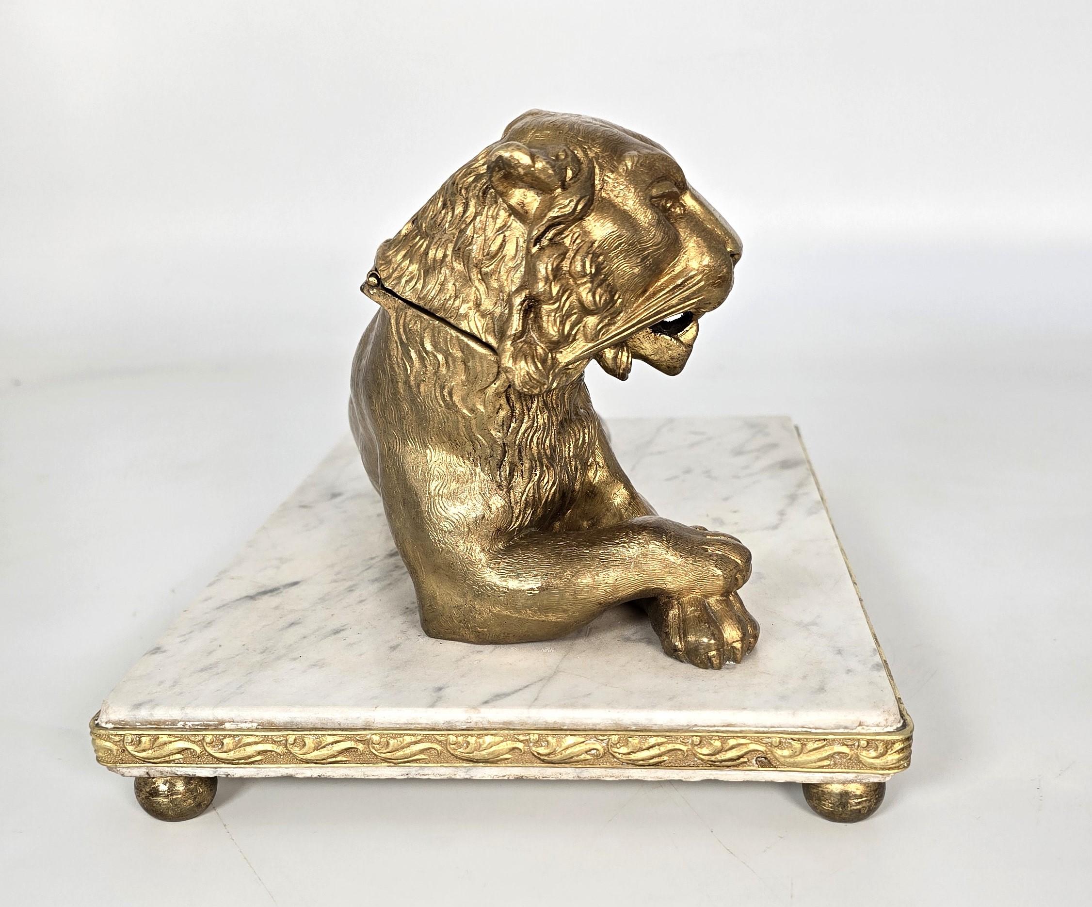 Französisches Tintenfass aus vergoldeter Bronze und Marmor mit einer majestätischen Löwin, um 1850 im Angebot 3
