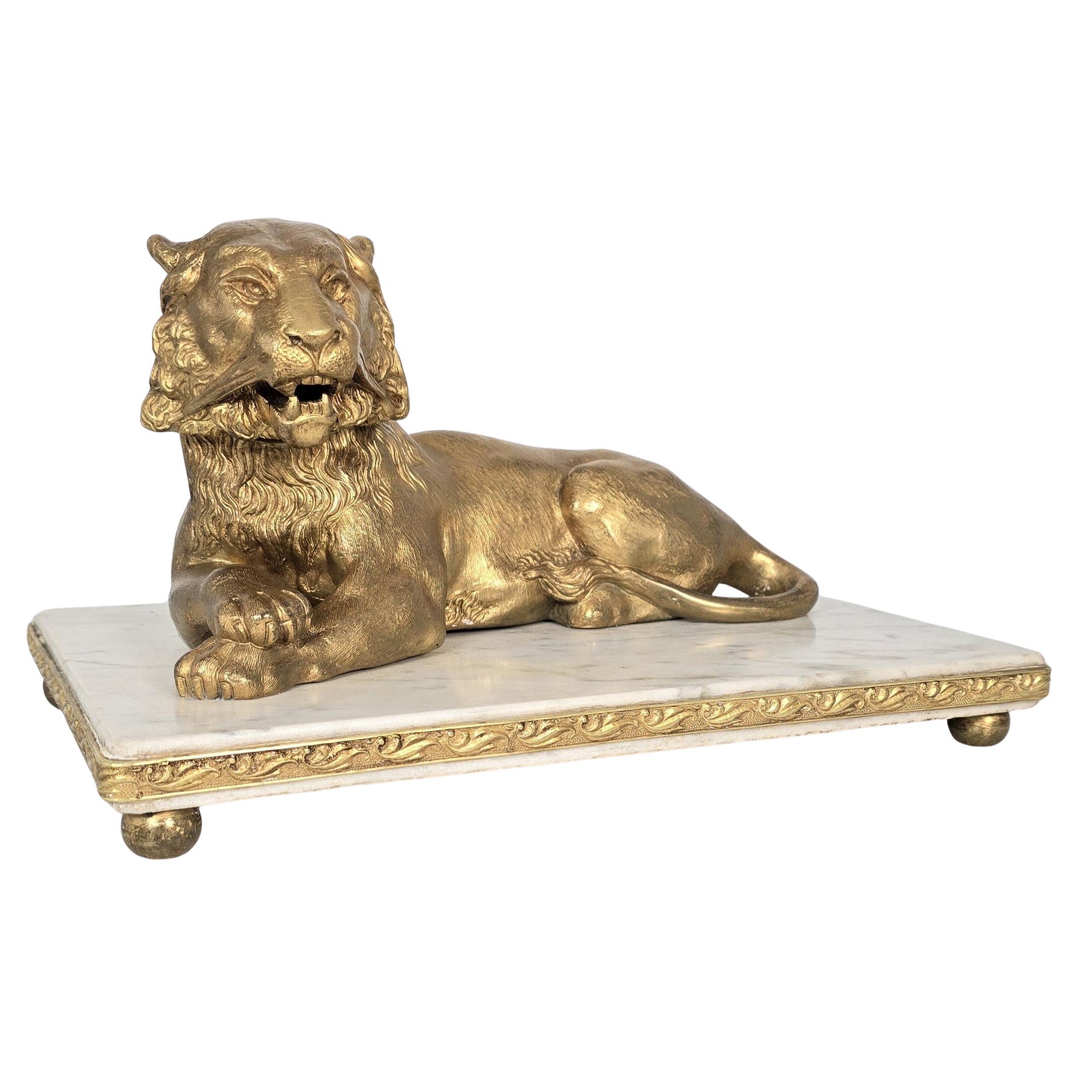 Französisches Tintenfass aus vergoldeter Bronze und Marmor mit einer majestätischen Löwin, um 1850
