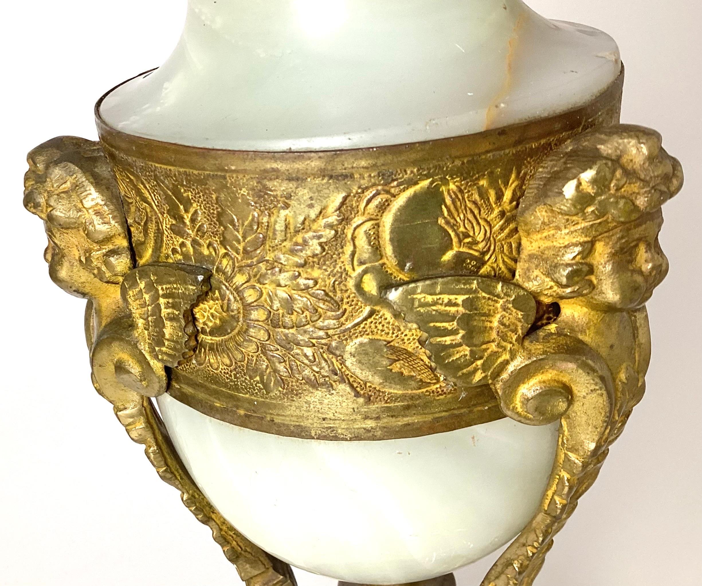 Tischlampe aus vergoldeter Bronze und Onyx im Angebot 4