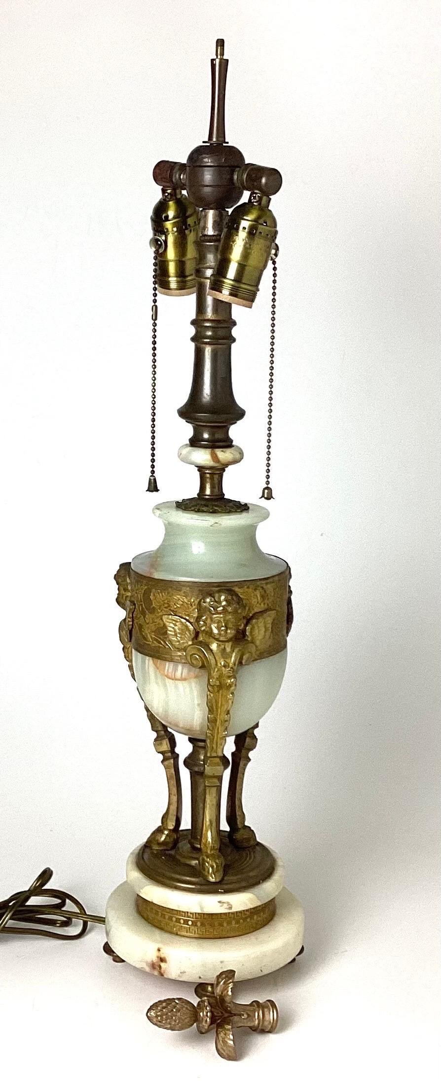 Lampe de table française en bronze doré et onyx. 23 1/4