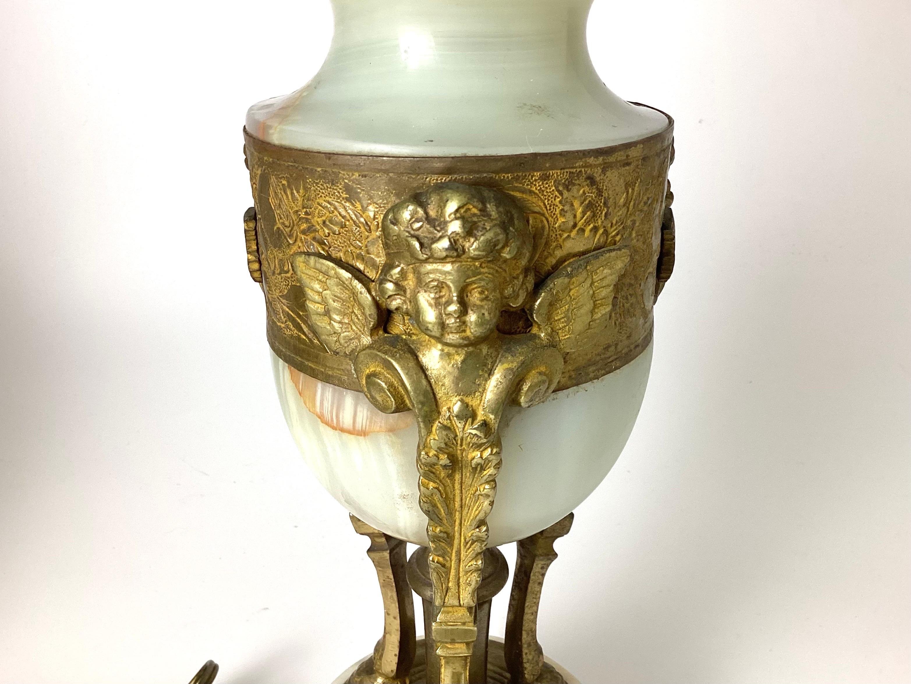 Tischlampe aus vergoldeter Bronze und Onyx (Französisch) im Angebot