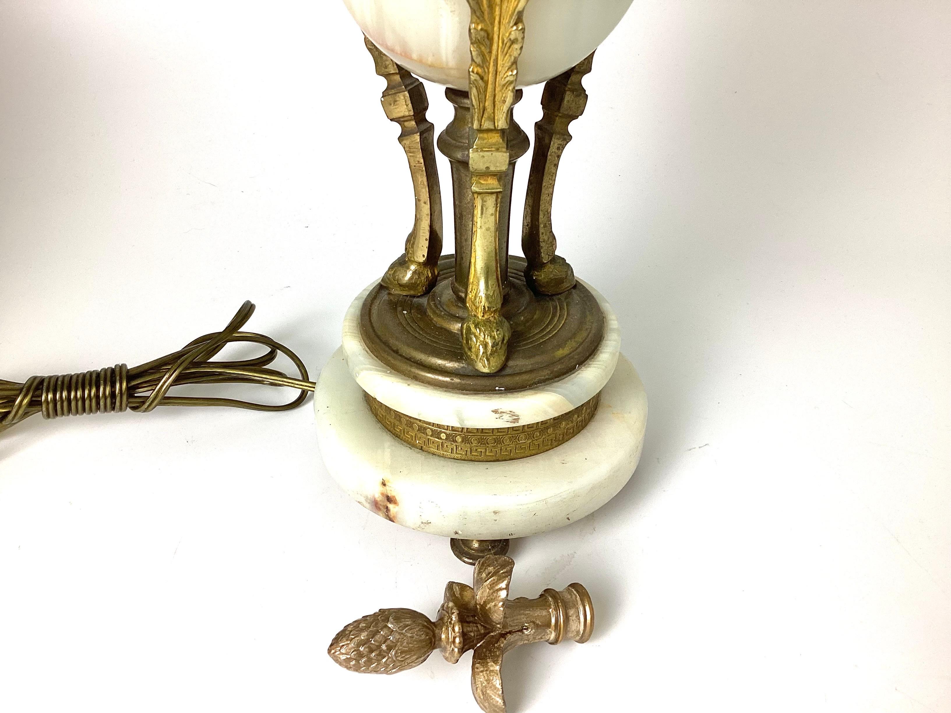 Tischlampe aus vergoldeter Bronze und Onyx im Zustand „Hervorragend“ im Angebot in Lambertville, NJ