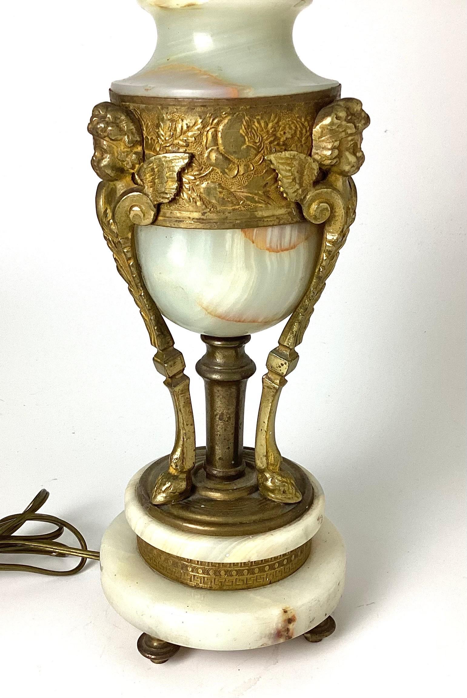 Tischlampe aus vergoldeter Bronze und Onyx (20. Jahrhundert) im Angebot