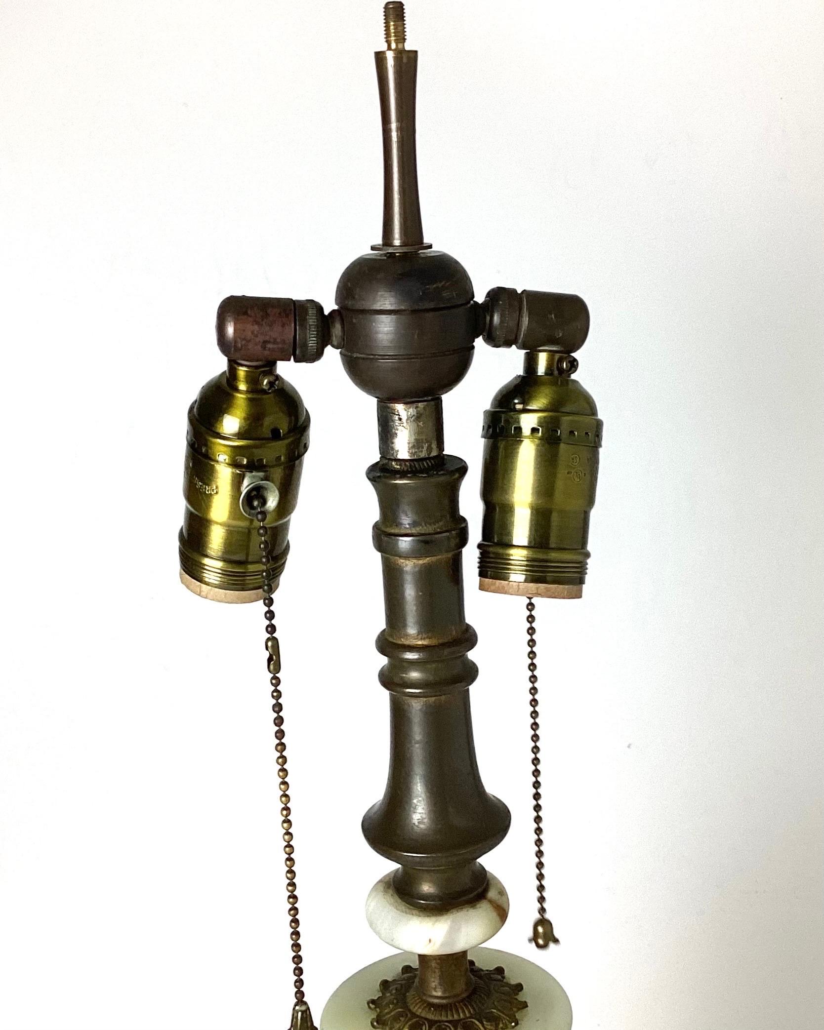 Lampe de bureau française en bronze doré et onyx en vente 2
