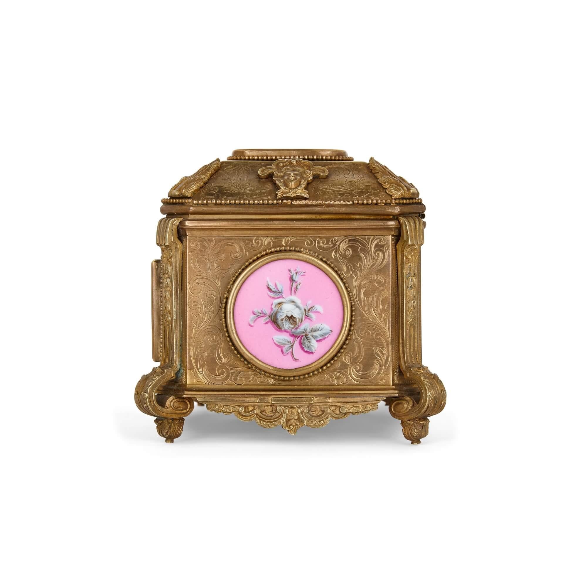XIXe siècle Boîte à bijoux française en bronze doré et porcelaine rose de Tahan en vente