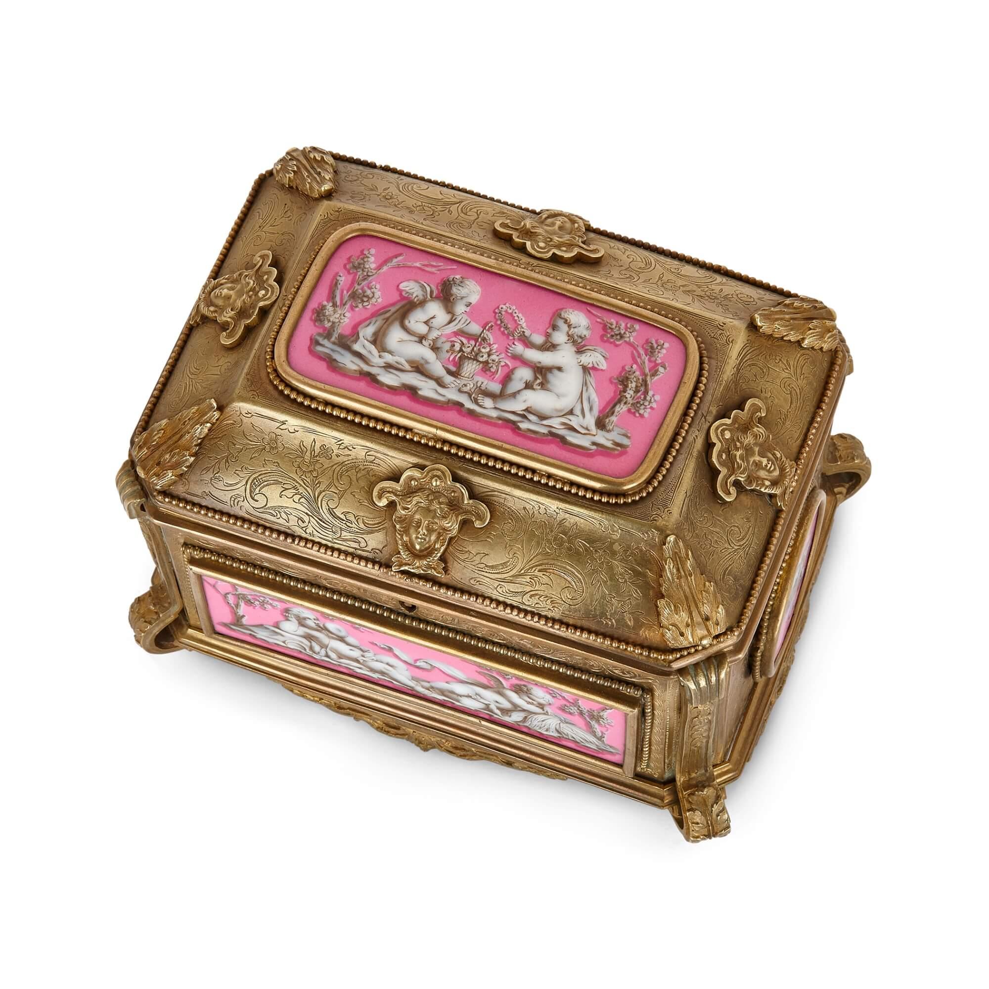 Porcelaine Boîte à bijoux française en bronze doré et porcelaine rose de Tahan en vente