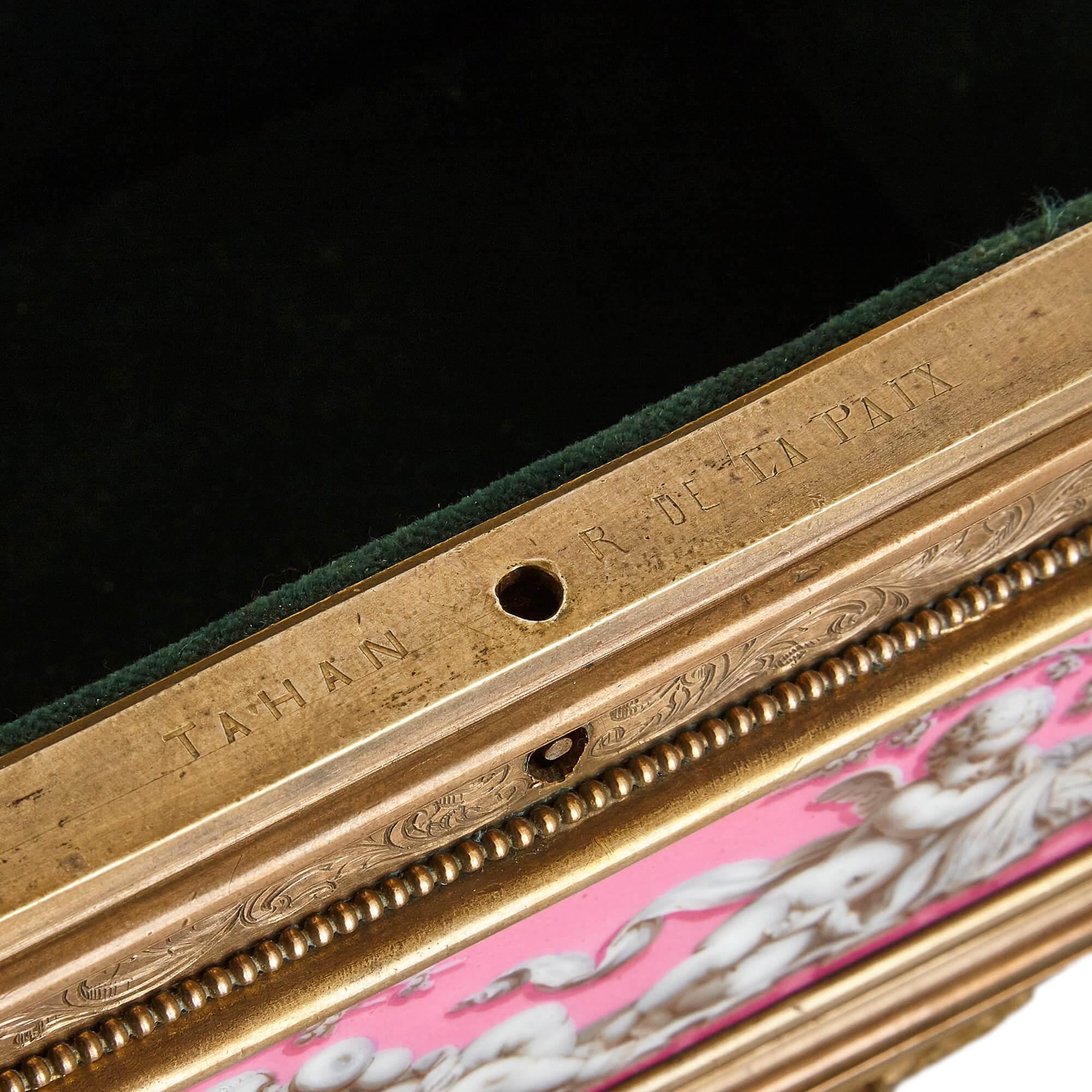 Boîte à bijoux française en bronze doré et porcelaine rose de Tahan en vente 2