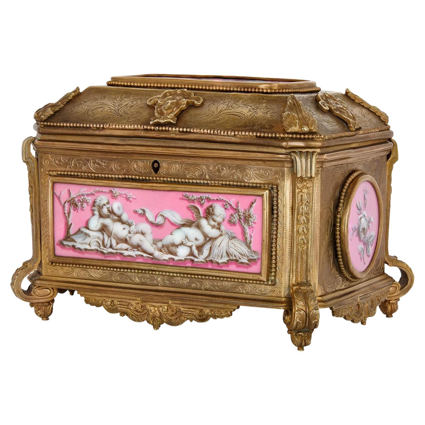 Boîte à bijoux française en bronze doré et porcelaine rose de Tahan