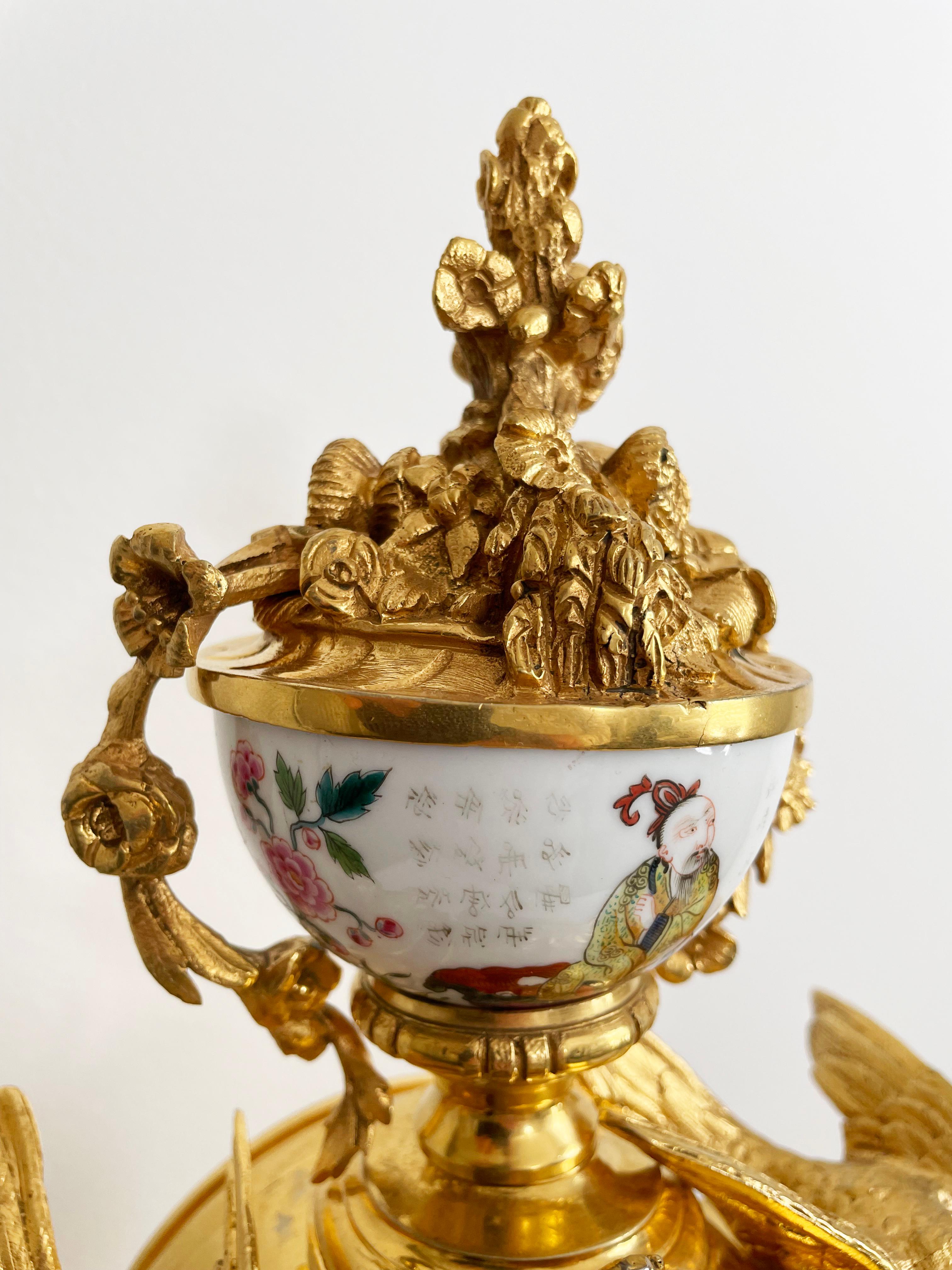 French Gilt Bronze And Porcelain Chinoiserie Themed Mantel Clock, 19th Century For Sale 7