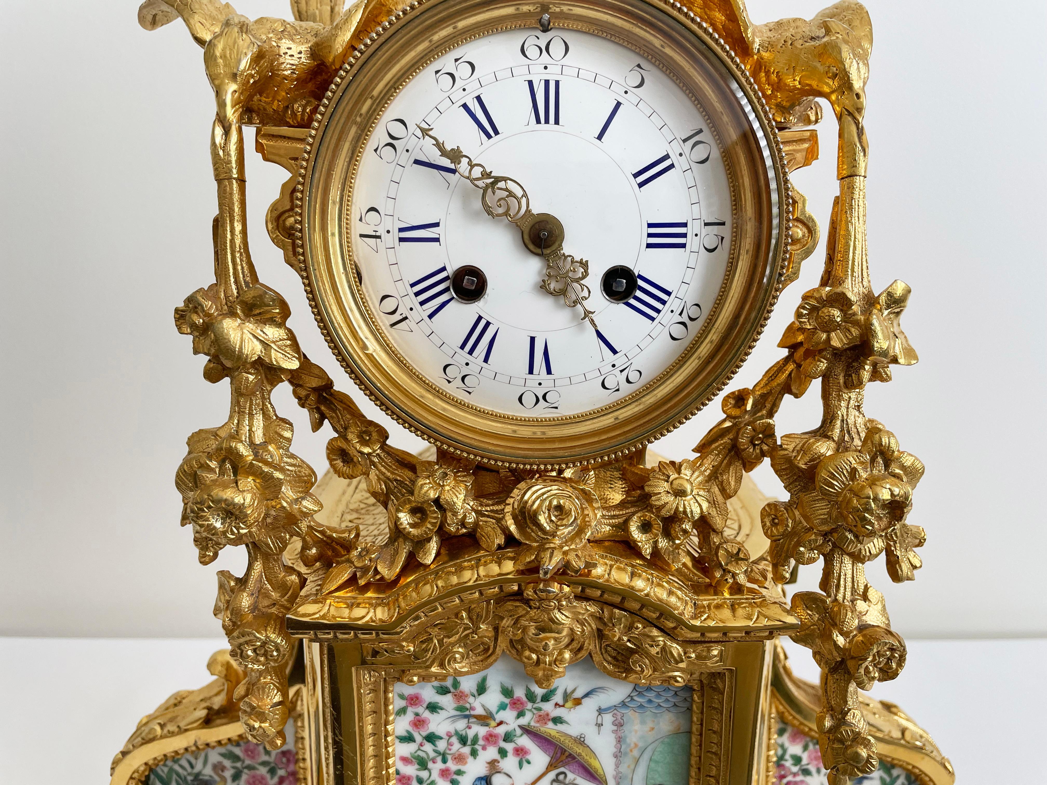 French Gilt Bronze And Porcelain Chinoiserie Themed Mantel Clock, 19th Century For Sale 8