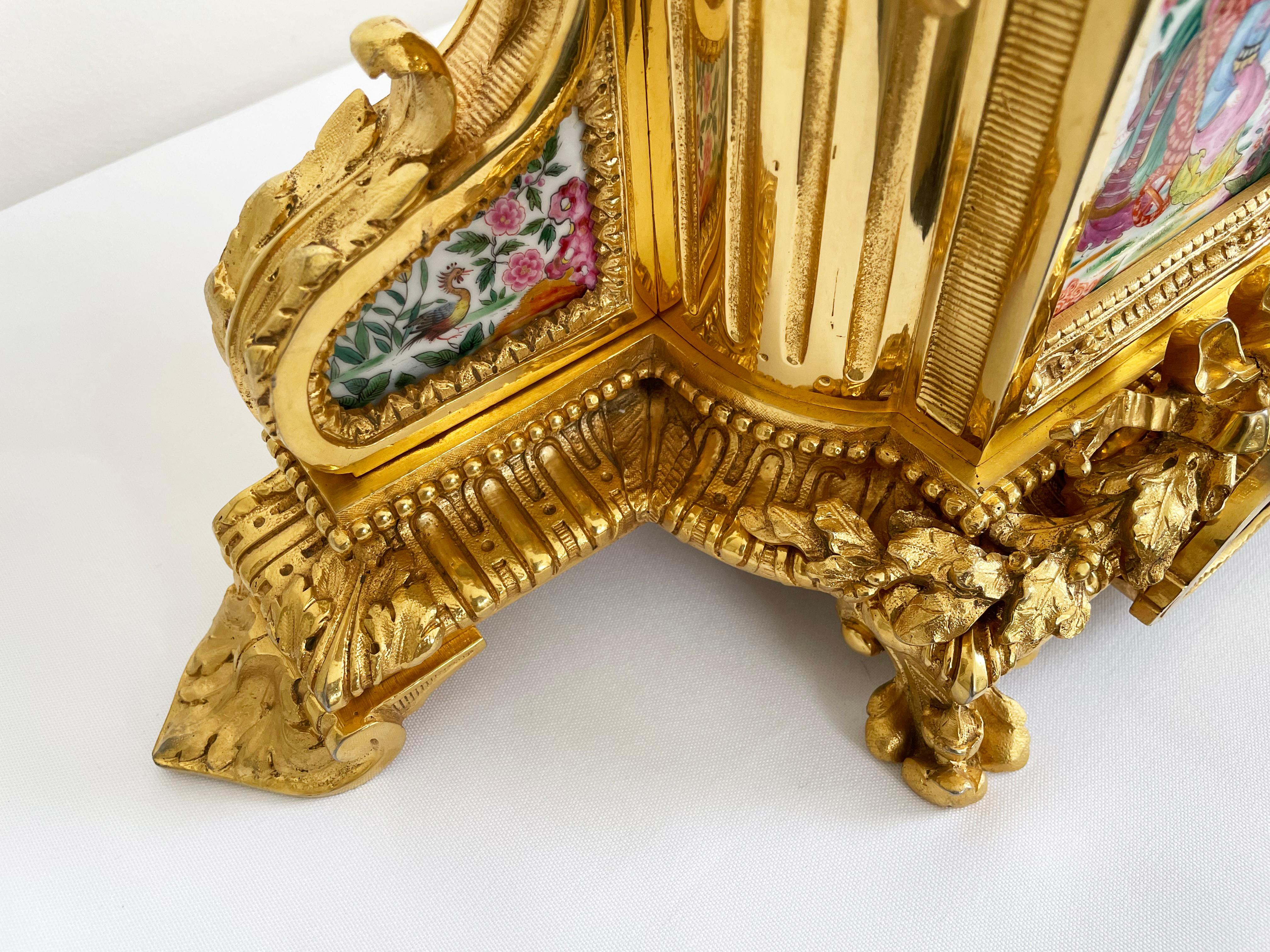Französische Kaminuhr aus vergoldeter Bronze und Porzellan mit Chinoiserie-Thema, 19. Jahrhundert im Angebot 8