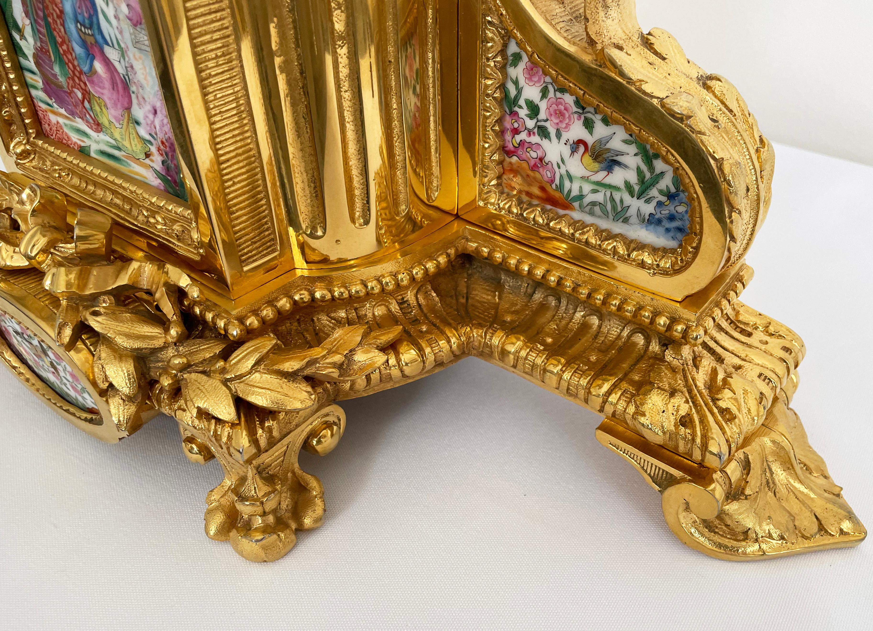 Französische Kaminuhr aus vergoldeter Bronze und Porzellan mit Chinoiserie-Thema, 19. Jahrhundert im Angebot 9