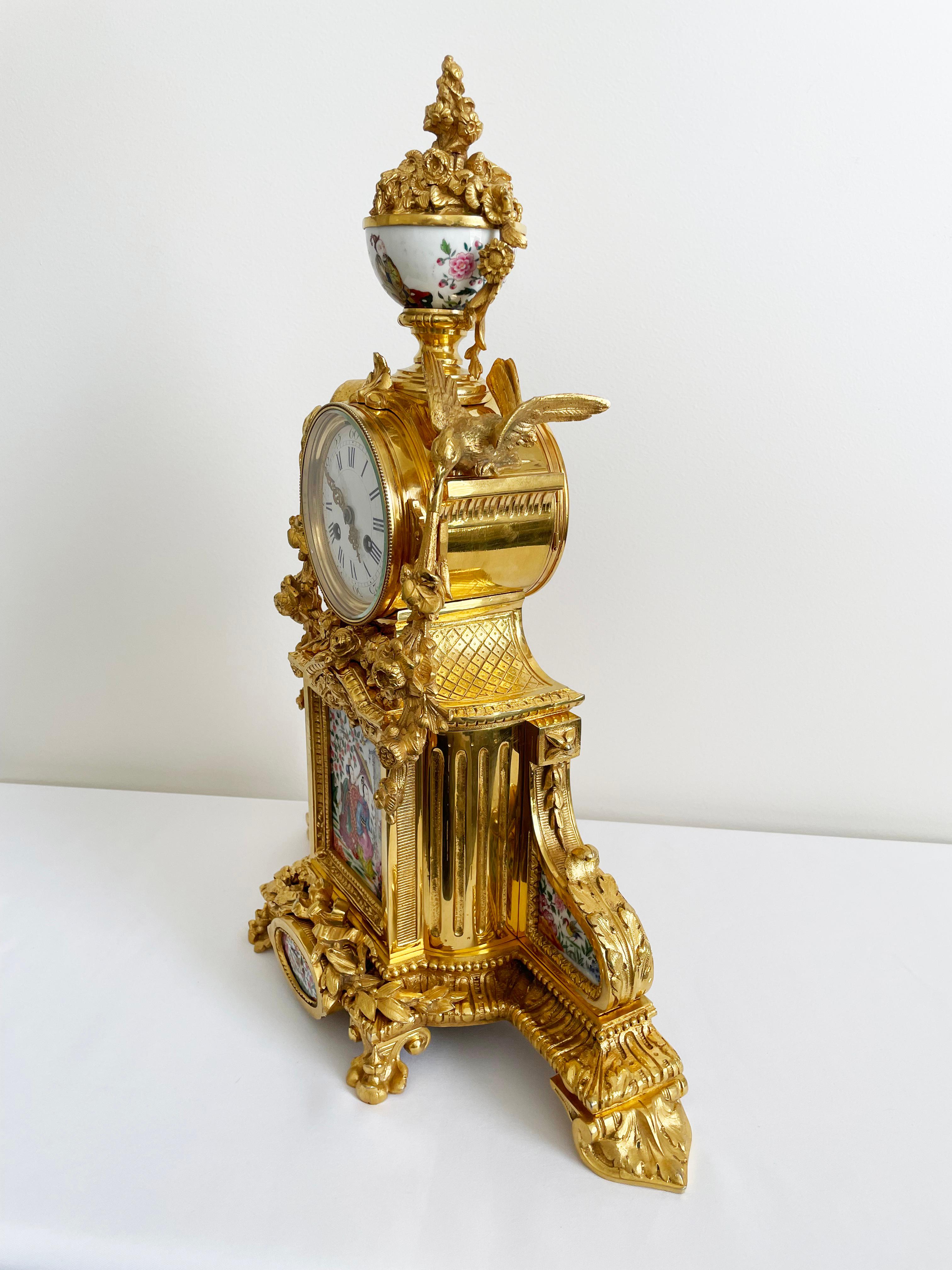 French Gilt Bronze And Porcelain Chinoiserie Themed Mantel Clock, 19th Century For Sale 11