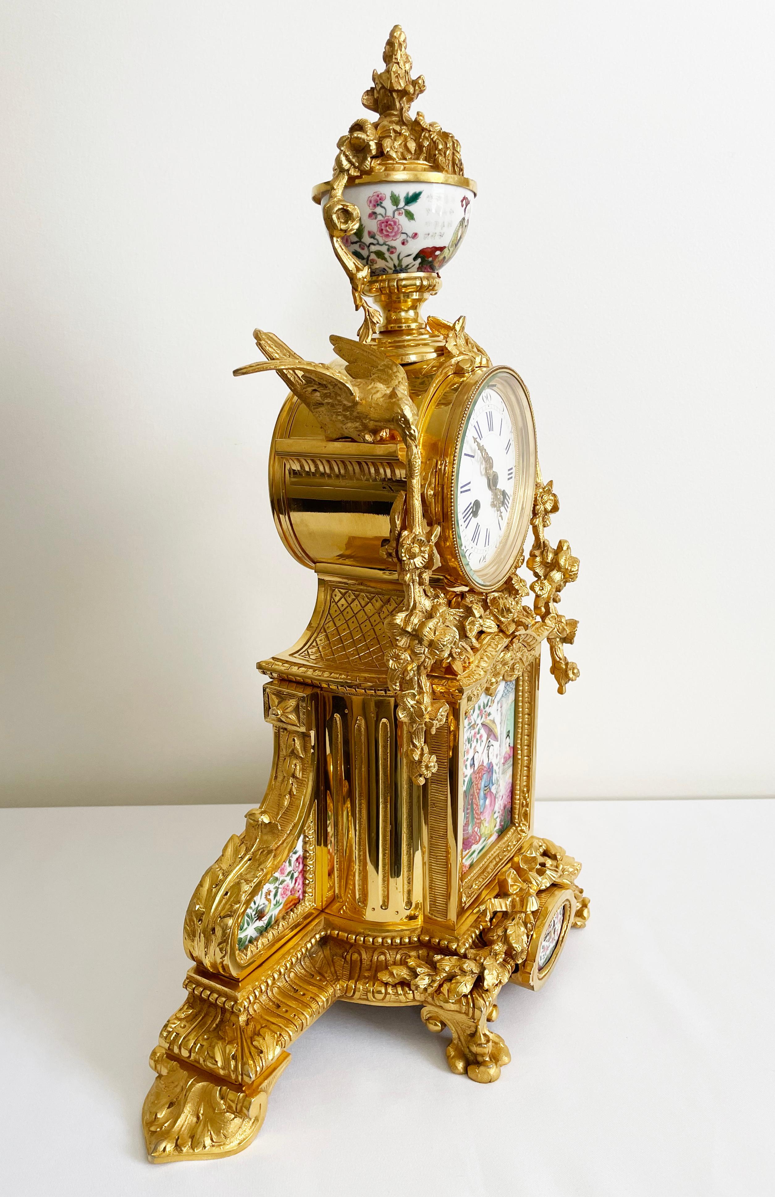 French Gilt Bronze And Porcelain Chinoiserie Themed Mantel Clock, 19th Century For Sale 12