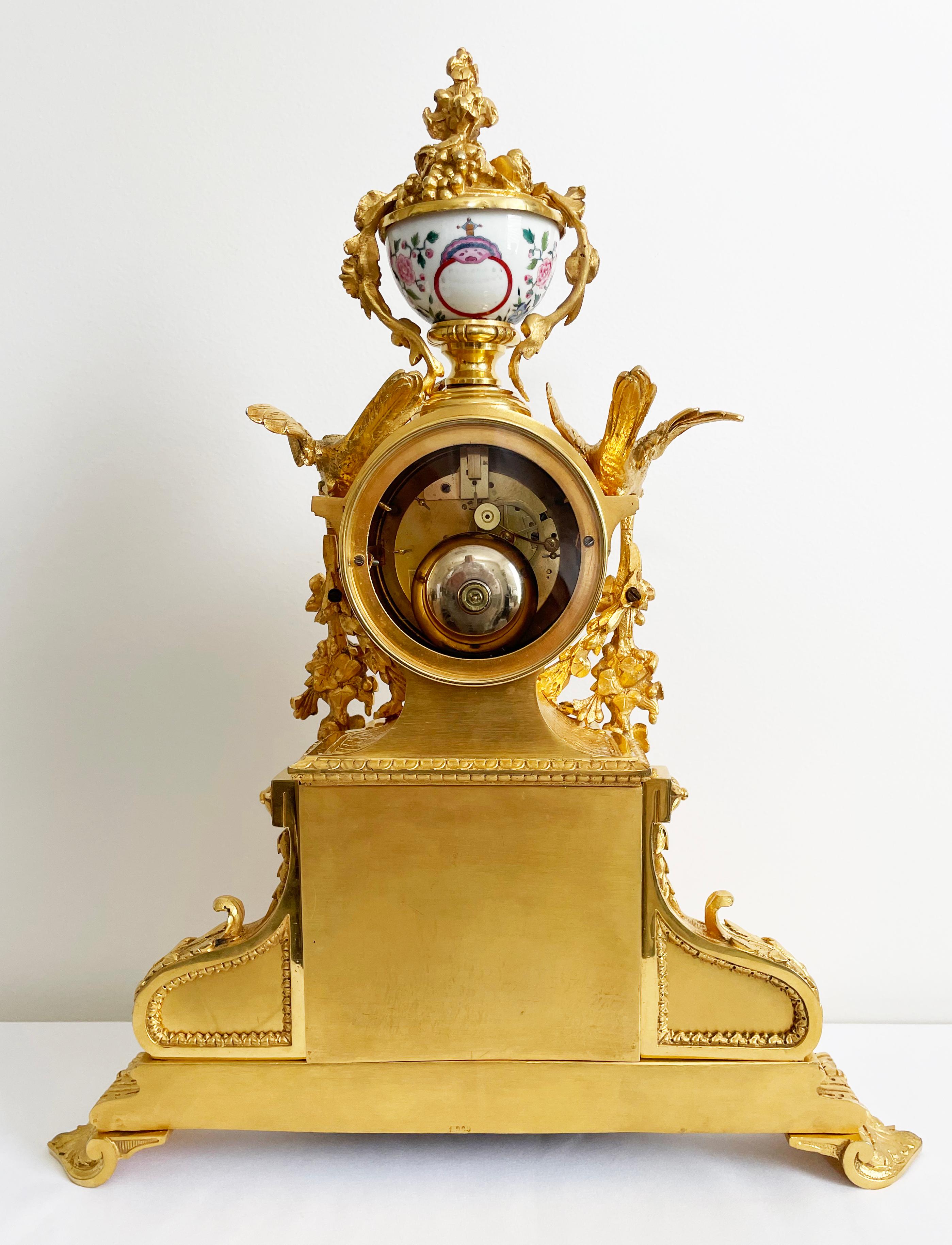 French Gilt Bronze And Porcelain Chinoiserie Themed Mantel Clock, 19th Century For Sale 13