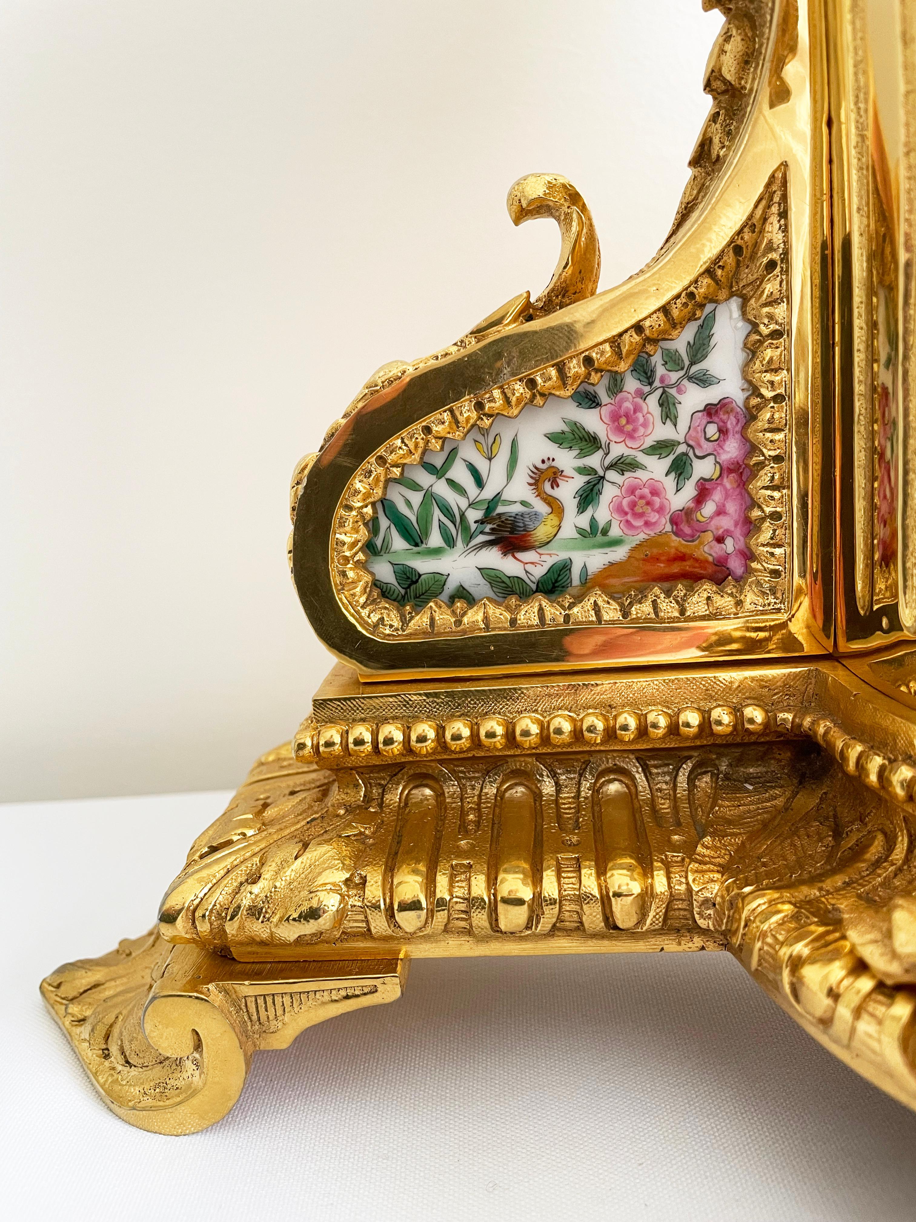 French Gilt Bronze And Porcelain Chinoiserie Themed Mantel Clock, 19th Century For Sale 2