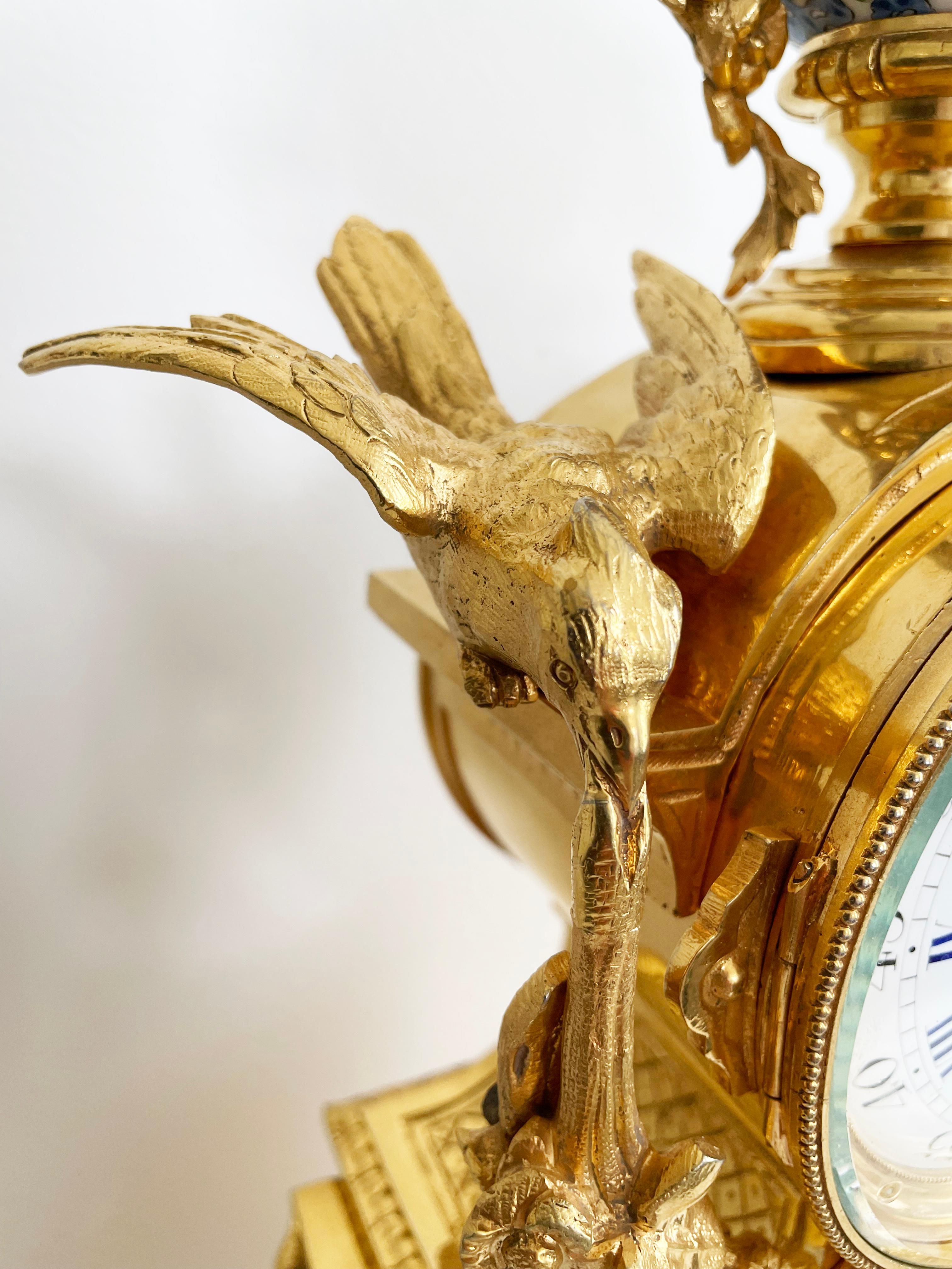 French Gilt Bronze And Porcelain Chinoiserie Themed Mantel Clock, 19th Century For Sale 3