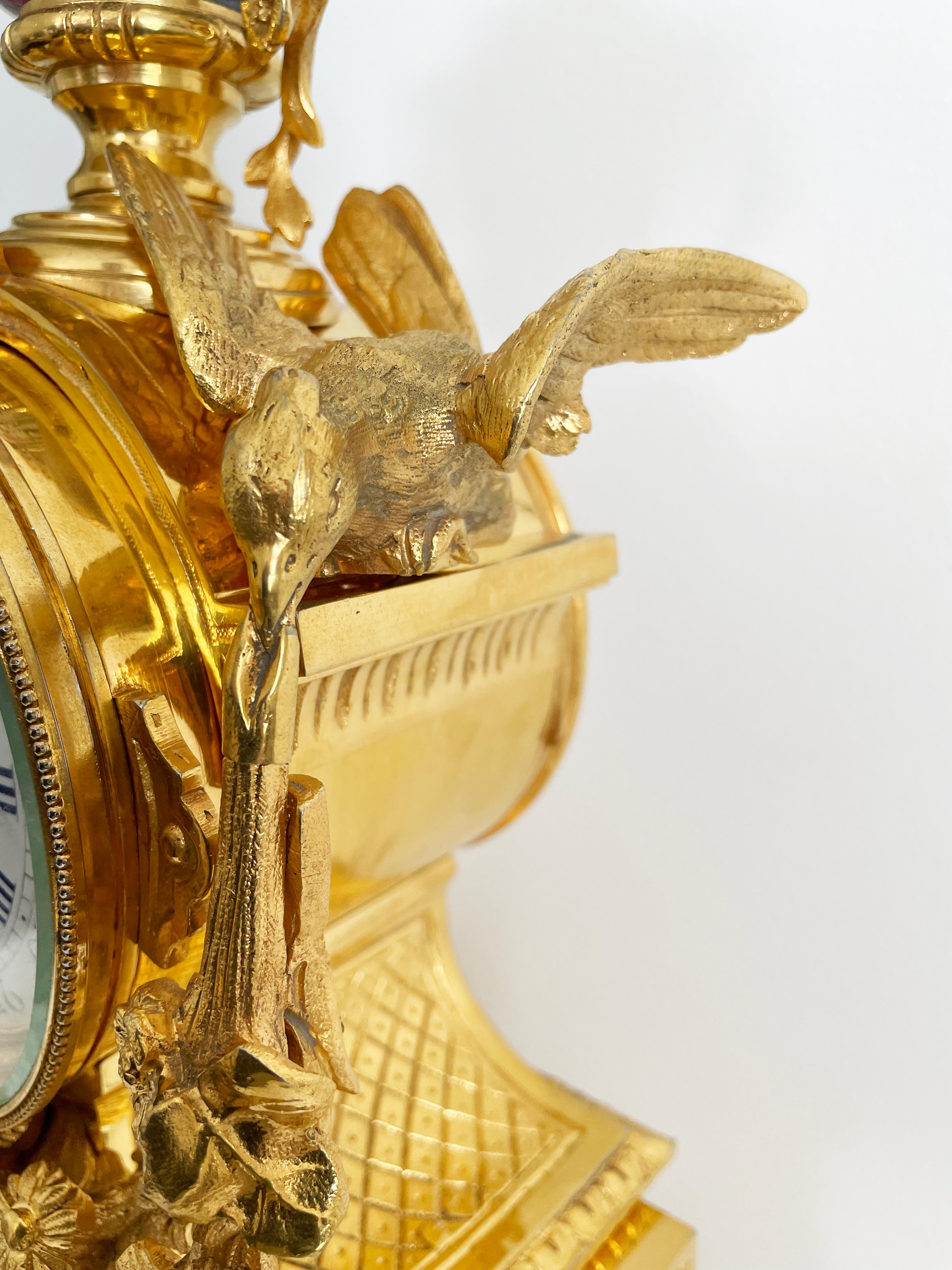 French Gilt Bronze And Porcelain Chinoiserie Themed Mantel Clock, 19th Century For Sale 4