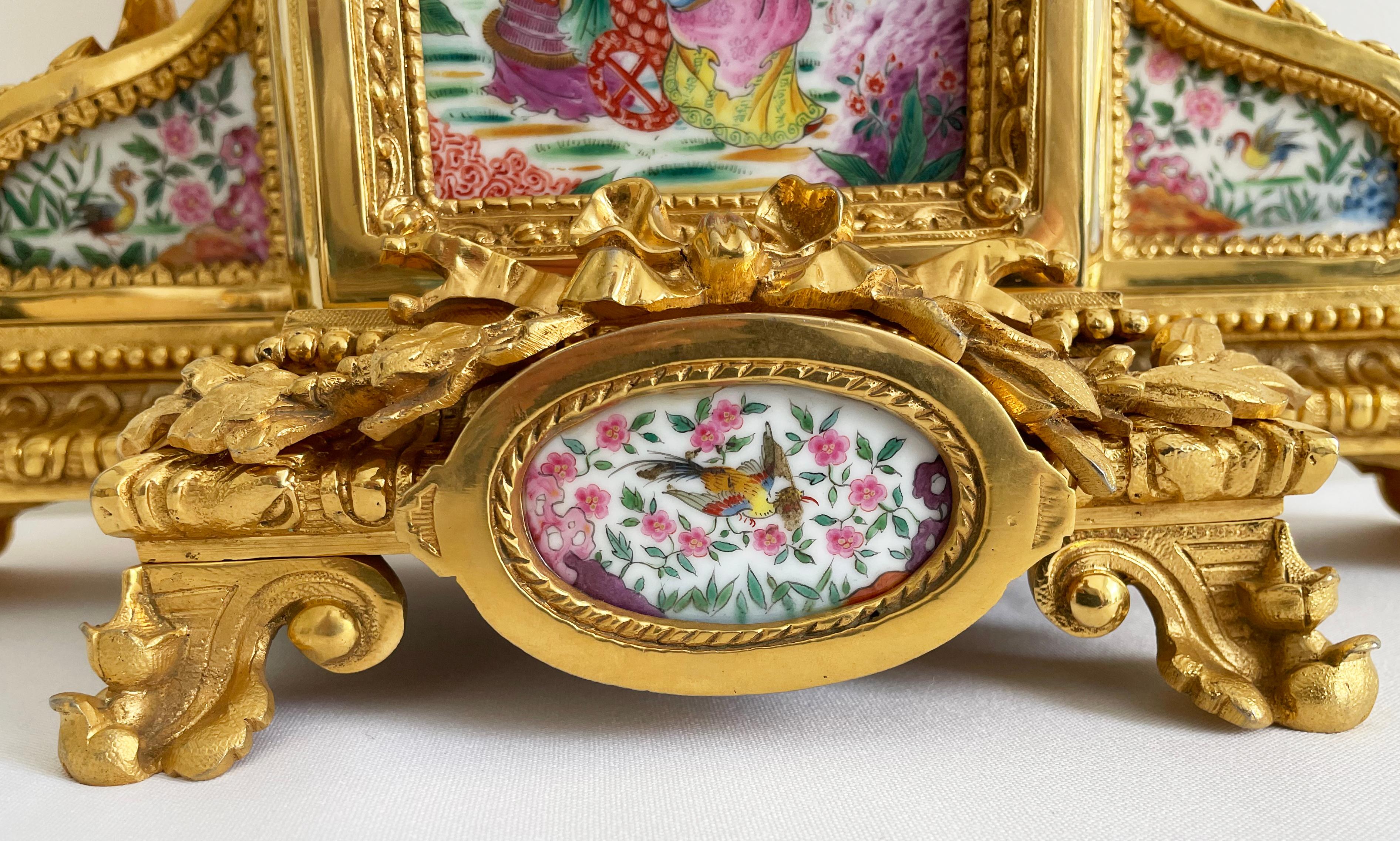 French Gilt Bronze And Porcelain Chinoiserie Themed Mantel Clock, 19th Century For Sale 5