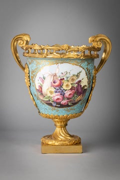 Vaso da centrotavola francese a due manici in bronzo dorato e porcellana, 1875 circa