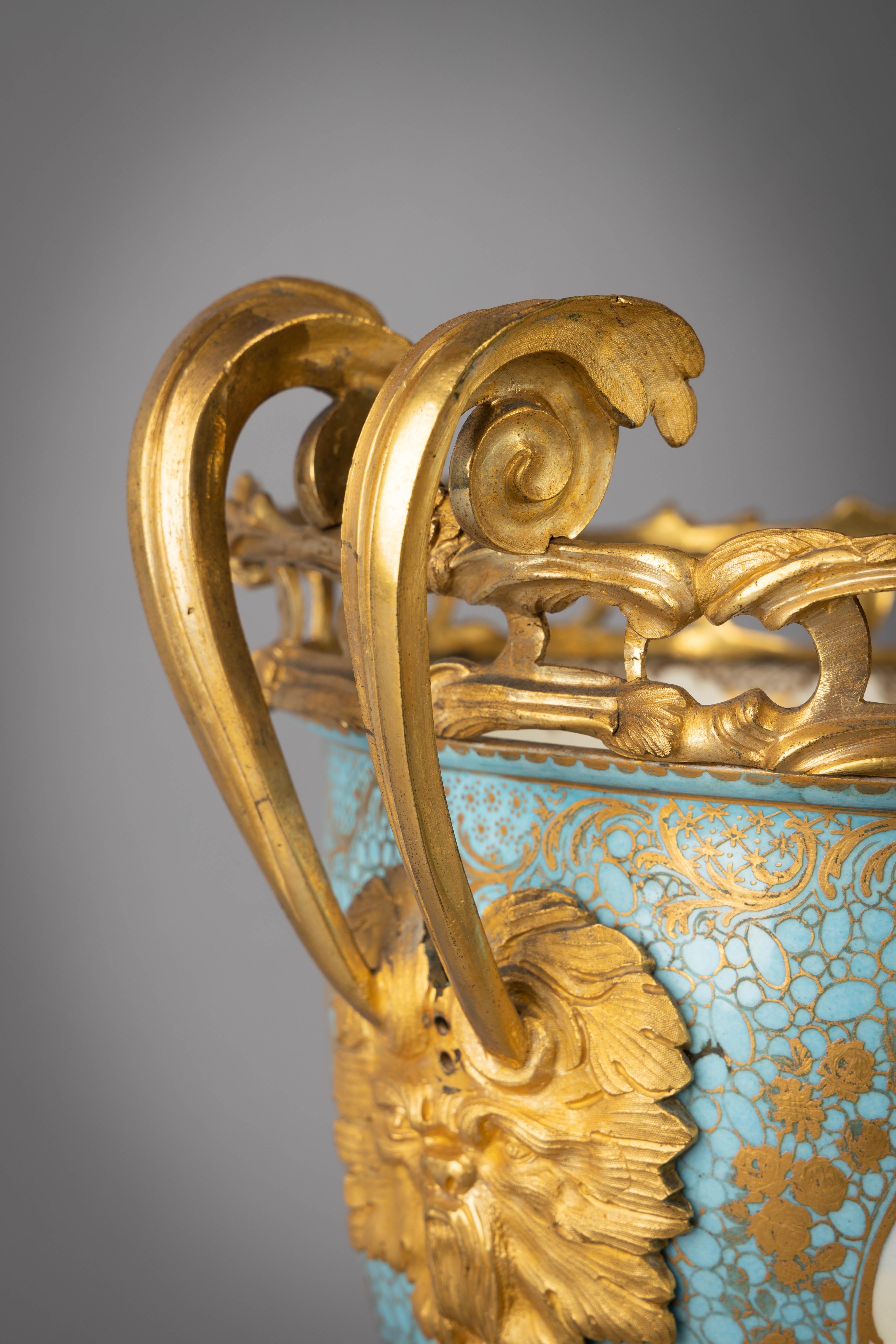 Vaso da centrotavola francese a due manici in bronzo dorato e porcellana, 1875 circa In condizioni buone in vendita a New York, NY