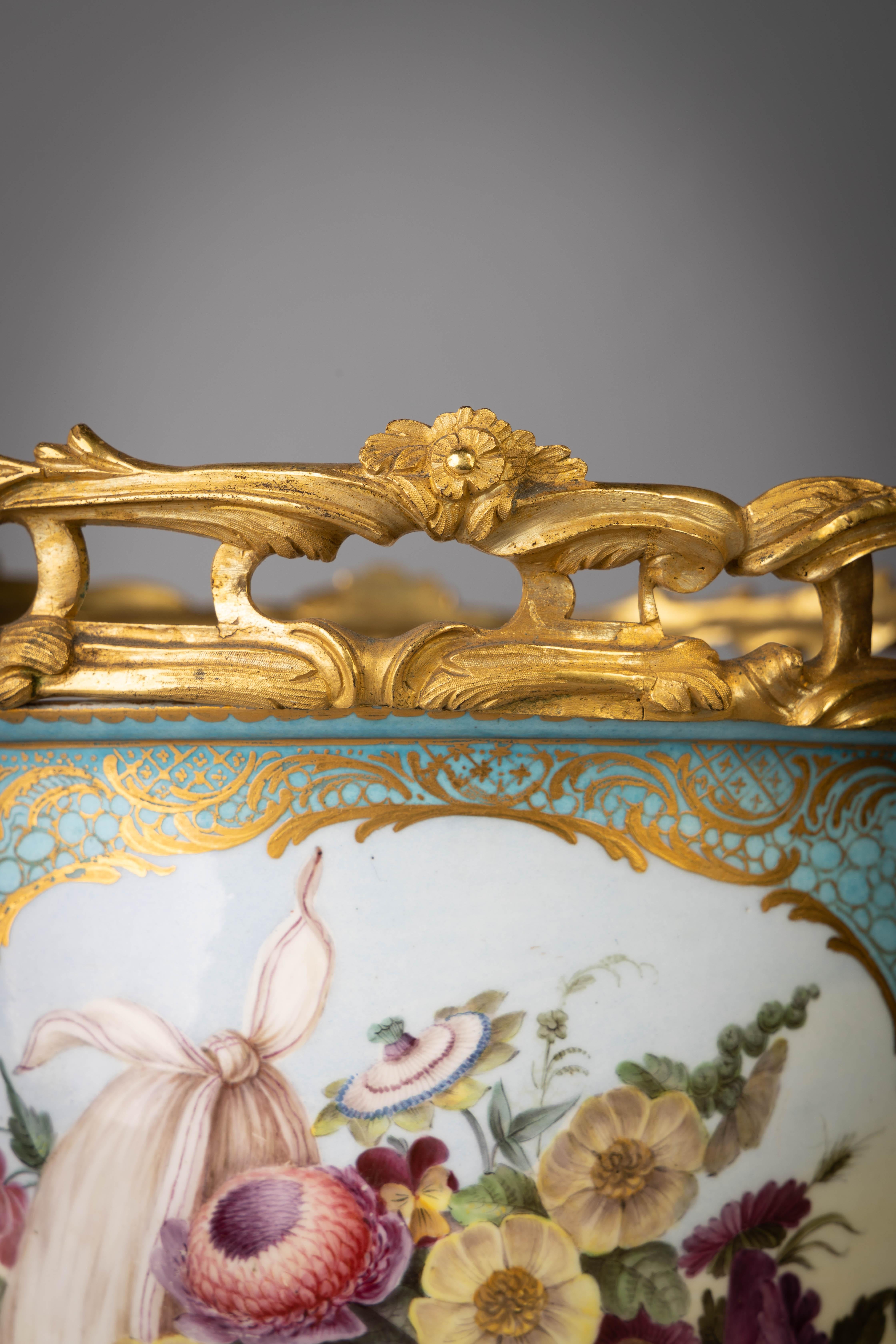 Fine XIX secolo Vaso da centrotavola francese a due manici in bronzo dorato e porcellana, 1875 circa in vendita