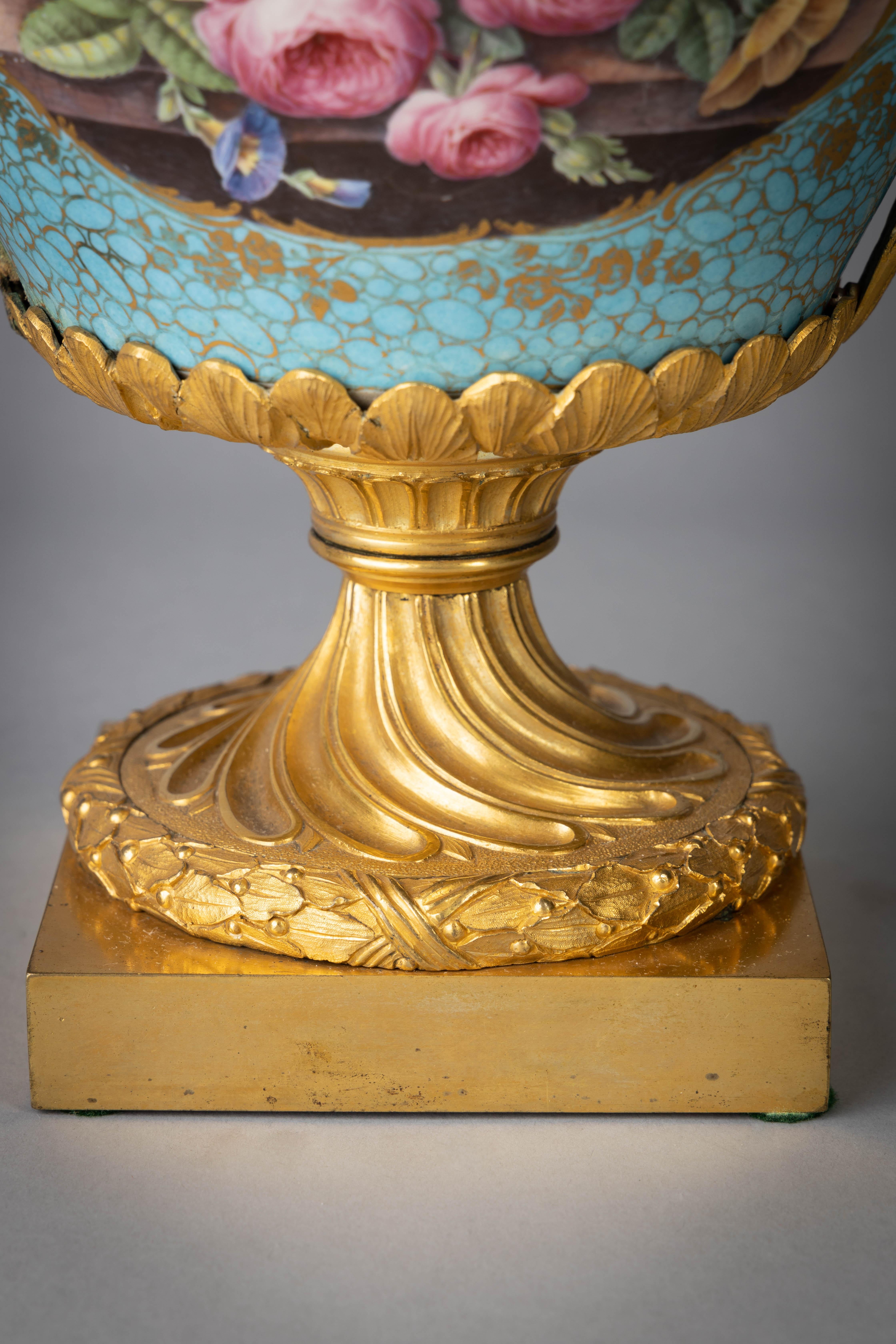 Porcellana Vaso da centrotavola francese a due manici in bronzo dorato e porcellana, 1875 circa in vendita