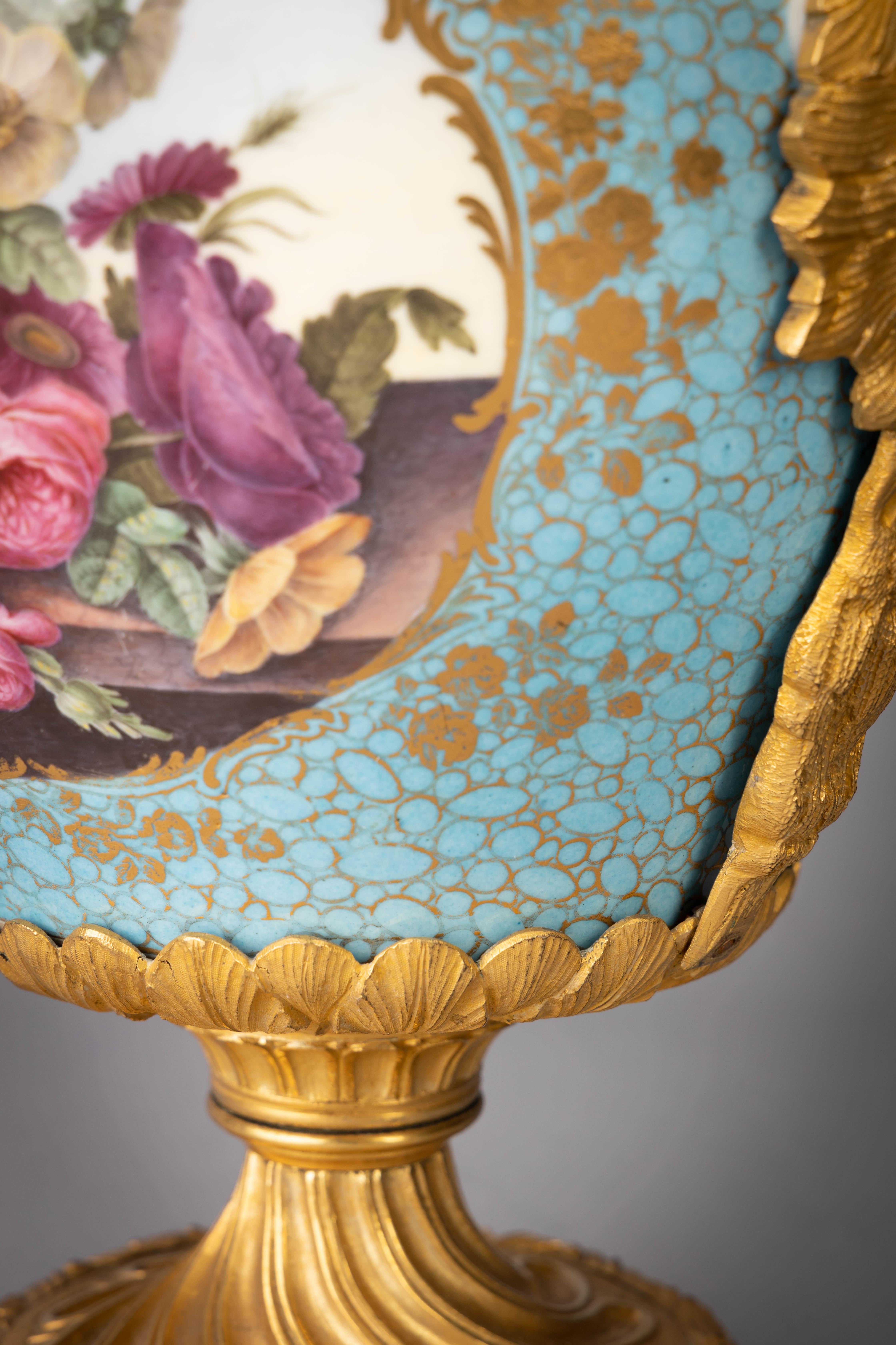 Vaso da centrotavola francese a due manici in bronzo dorato e porcellana, 1875 circa in vendita 1