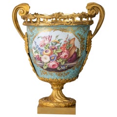 Jarrón centro de mesa francés de bronce dorado y porcelana de dos asas, hacia 1875