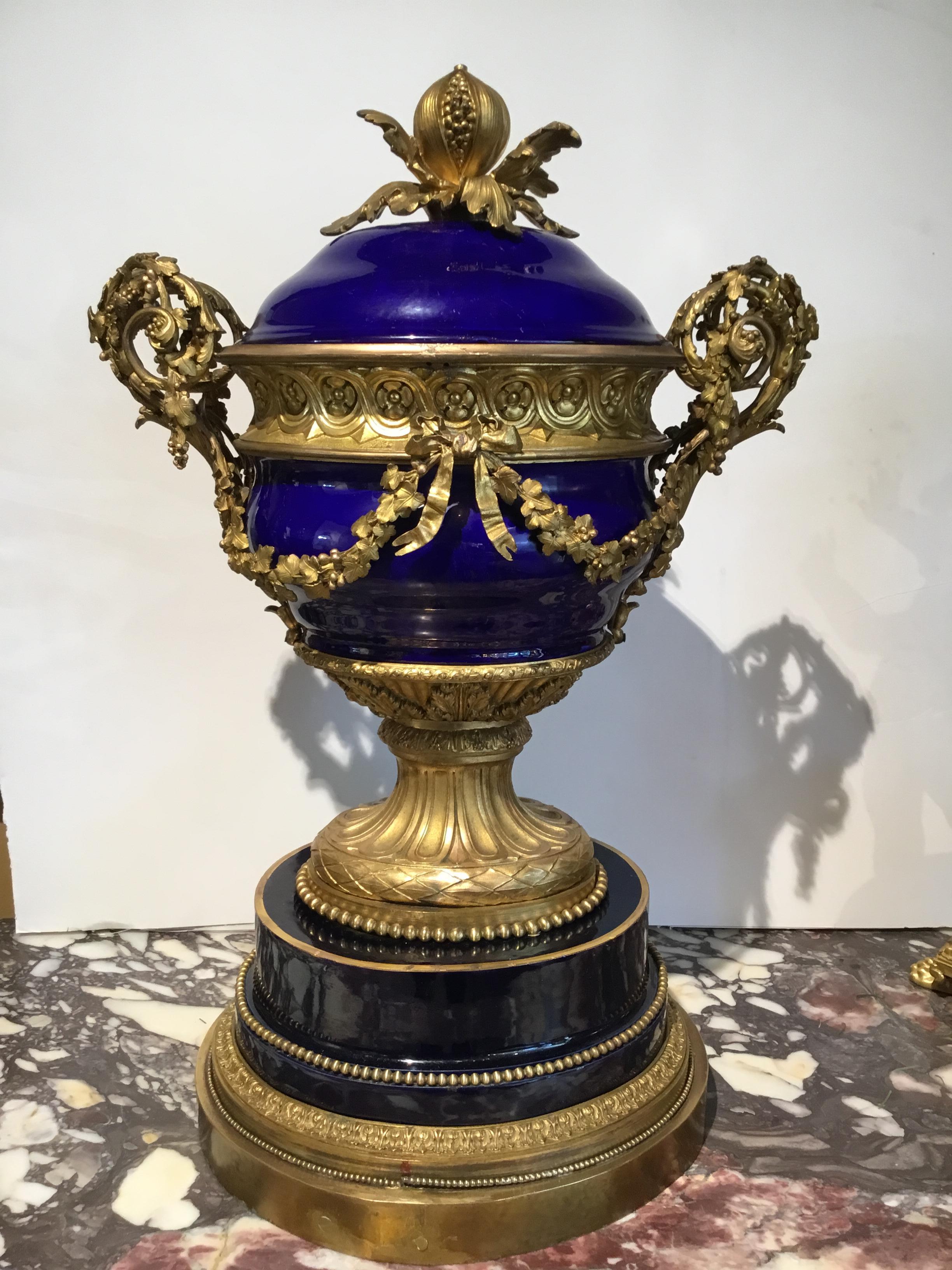 XIXe siècle Grande horloge française en forme d'urne en bronze doré et porcelaine:: datant d'environ 1880 en vente