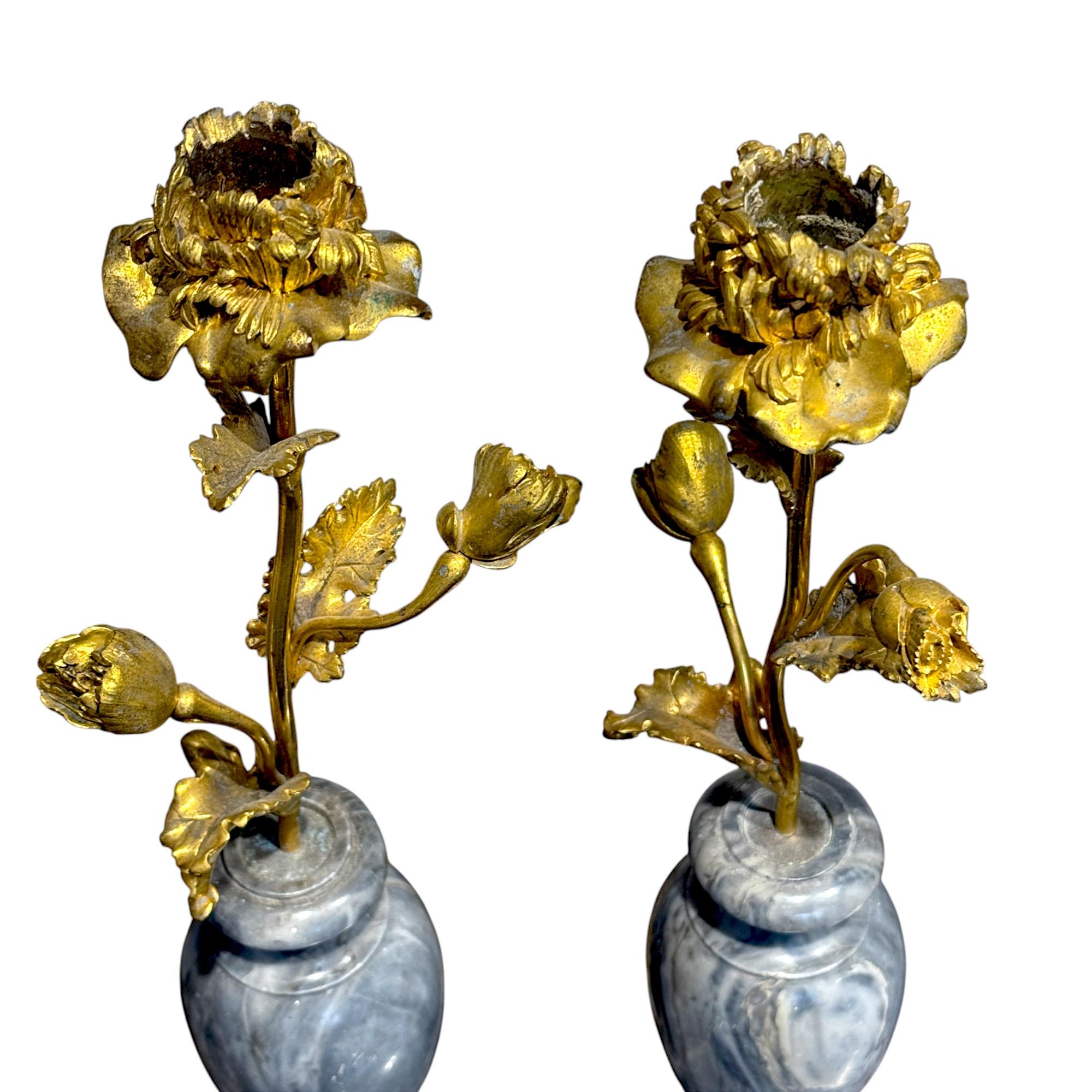 Candelieri francesi in bronzo dorato e marmo turchino, XIX secolo in vendita 4