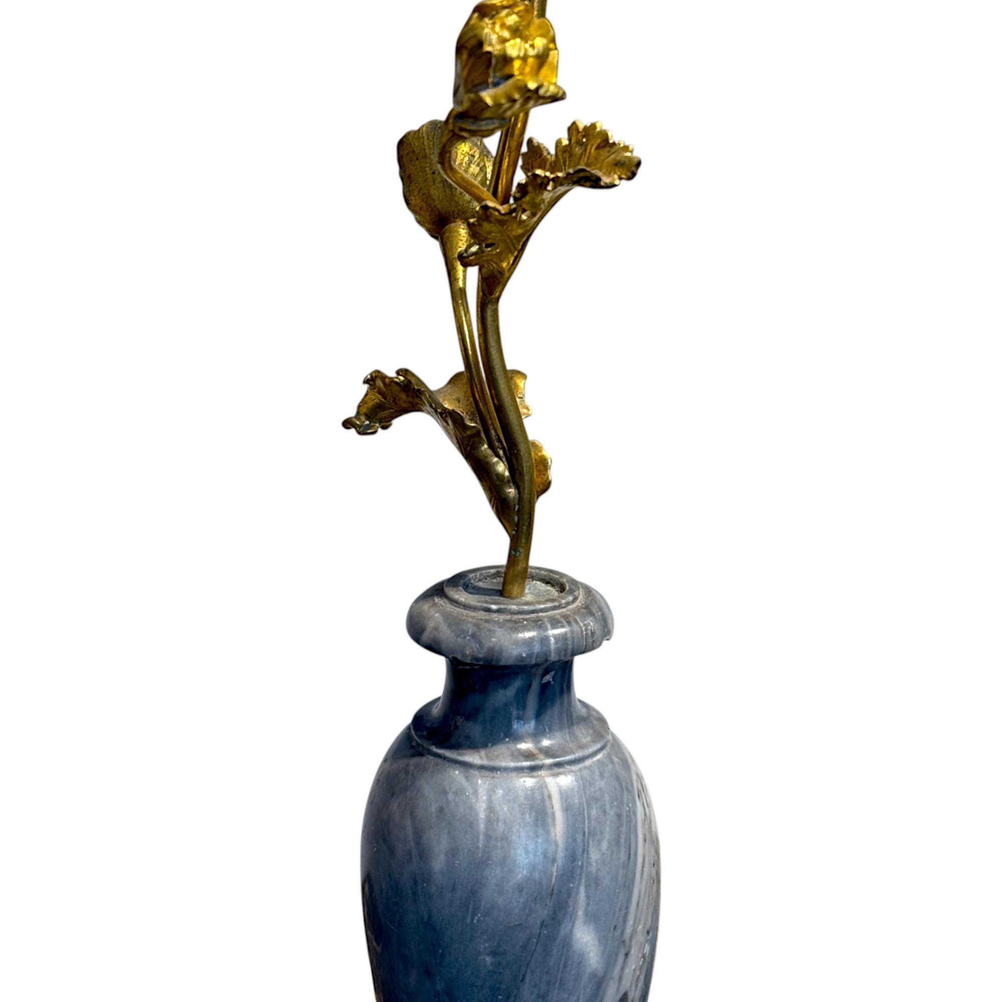 Intagliato a mano Candelieri francesi in bronzo dorato e marmo turchino, XIX secolo in vendita