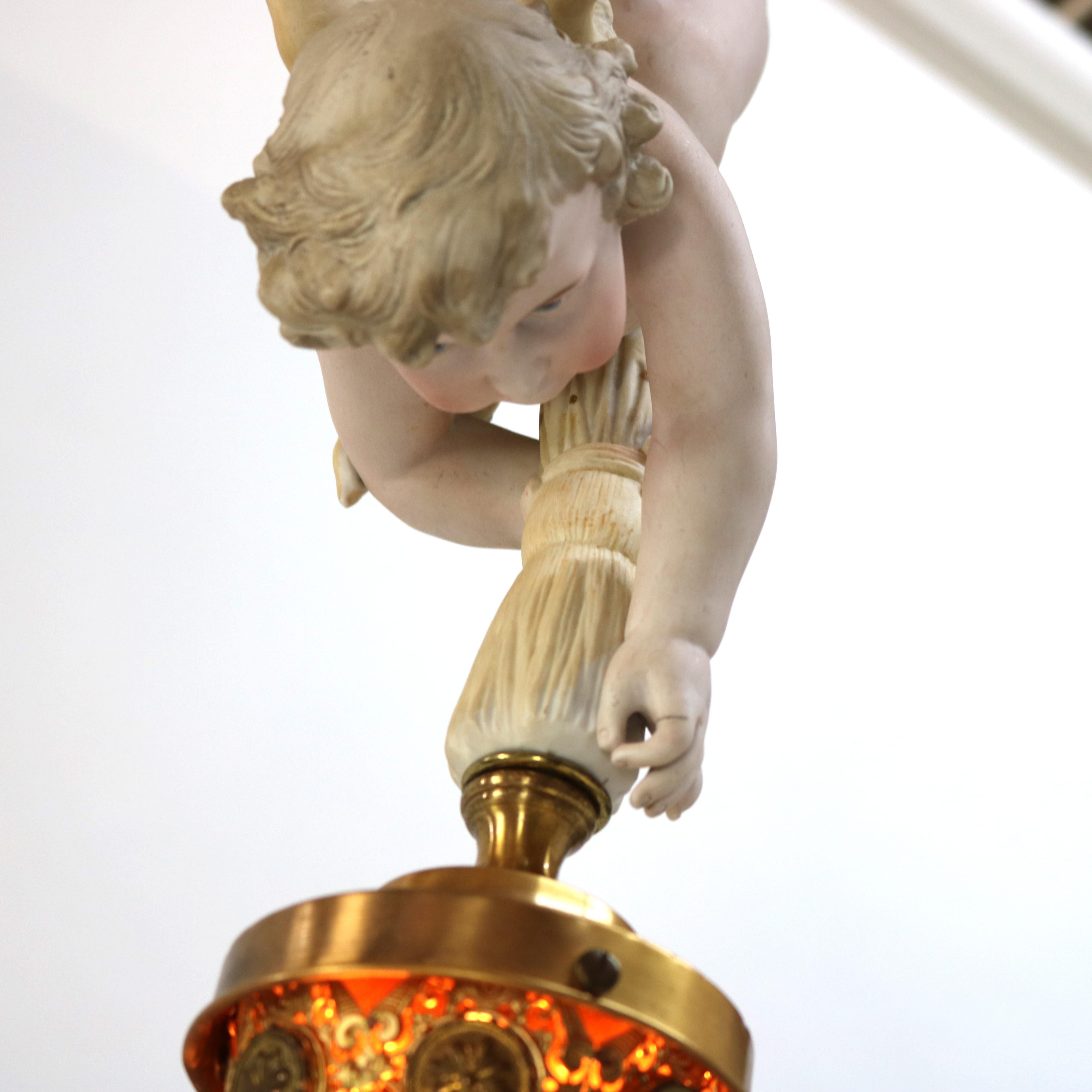 Lámpara Colgante Figural Cupido de Bronce Dorado, Latón y Bisque Francés y Pantalla Joyada siglo XIX en venta