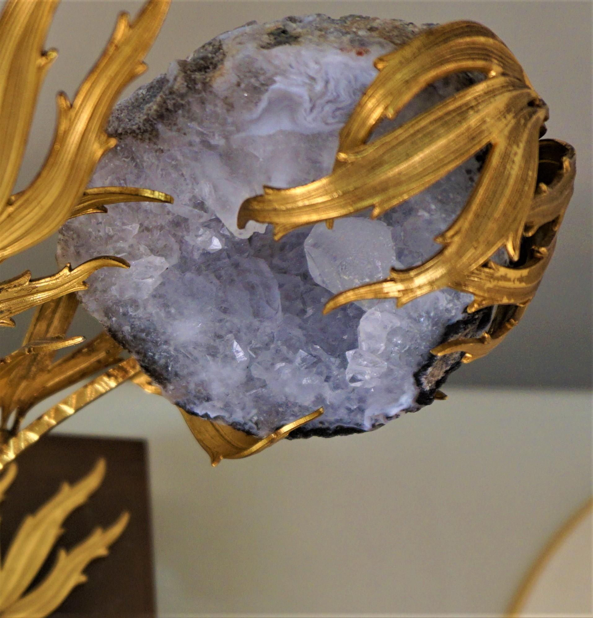 Französische Lampe „Kristall“ aus vergoldeter Bronze und Celestite, W. Daro zugeschrieben, Frankreich (Vergoldet) im Angebot