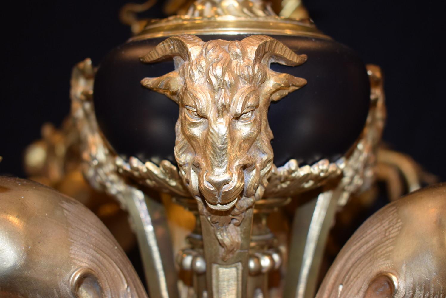 Lampadario francese in bronzo dorato In condizioni ottime in vendita a Atlanta, GA