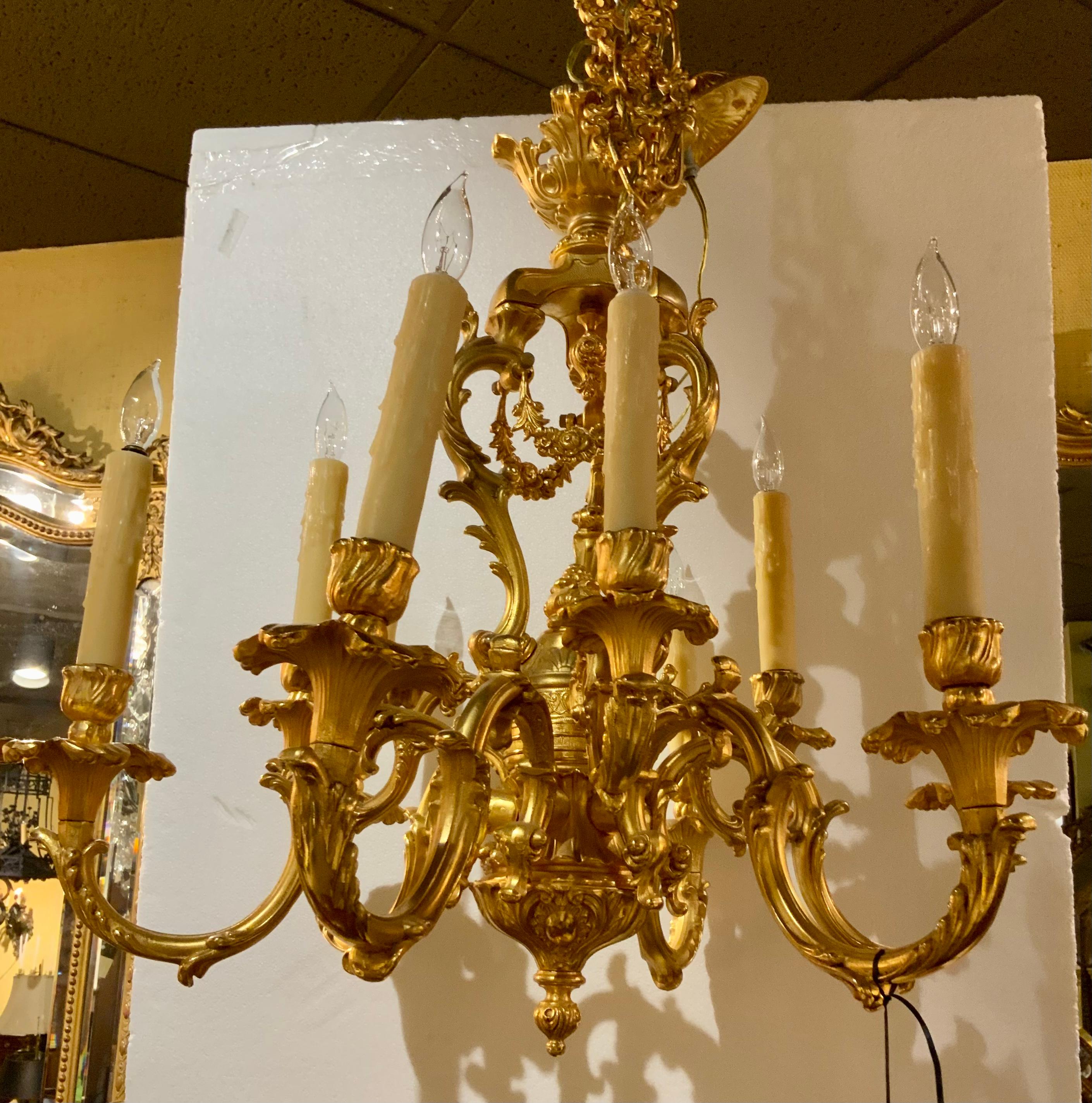 Français Lustre français en bronze doré de style Louis XV, neuf lumières avec guirlande florale en vente