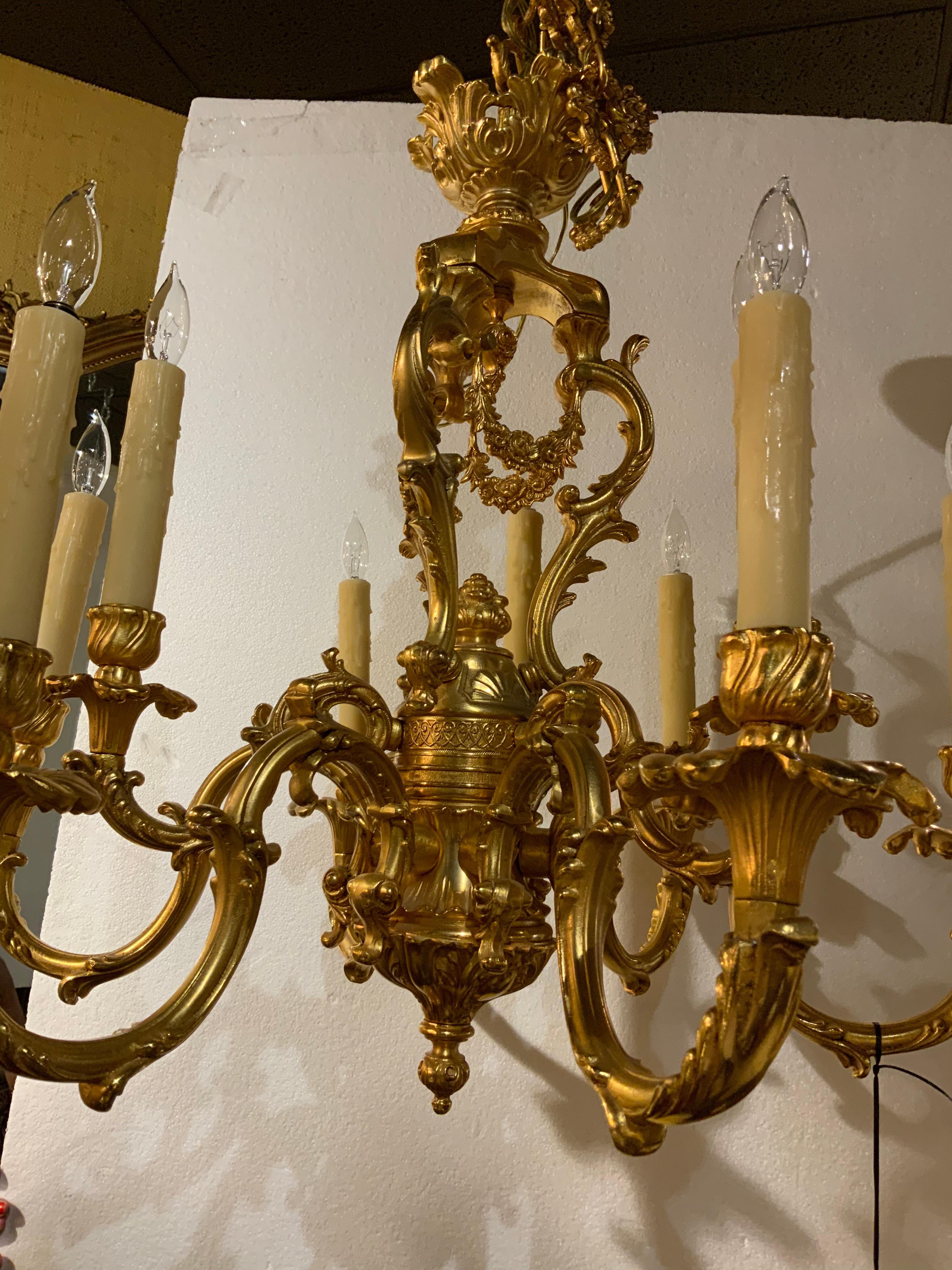 Lustre français en bronze doré de style Louis XV, neuf lumières avec guirlande florale Excellent état - En vente à Houston, TX