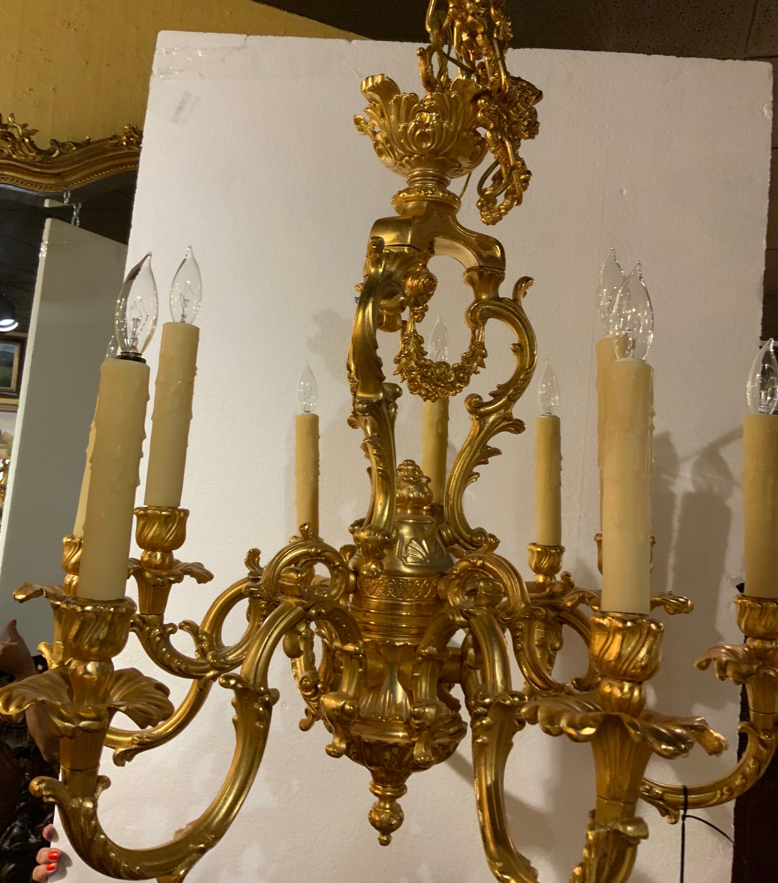 20ième siècle Lustre français en bronze doré de style Louis XV, neuf lumières avec guirlande florale en vente