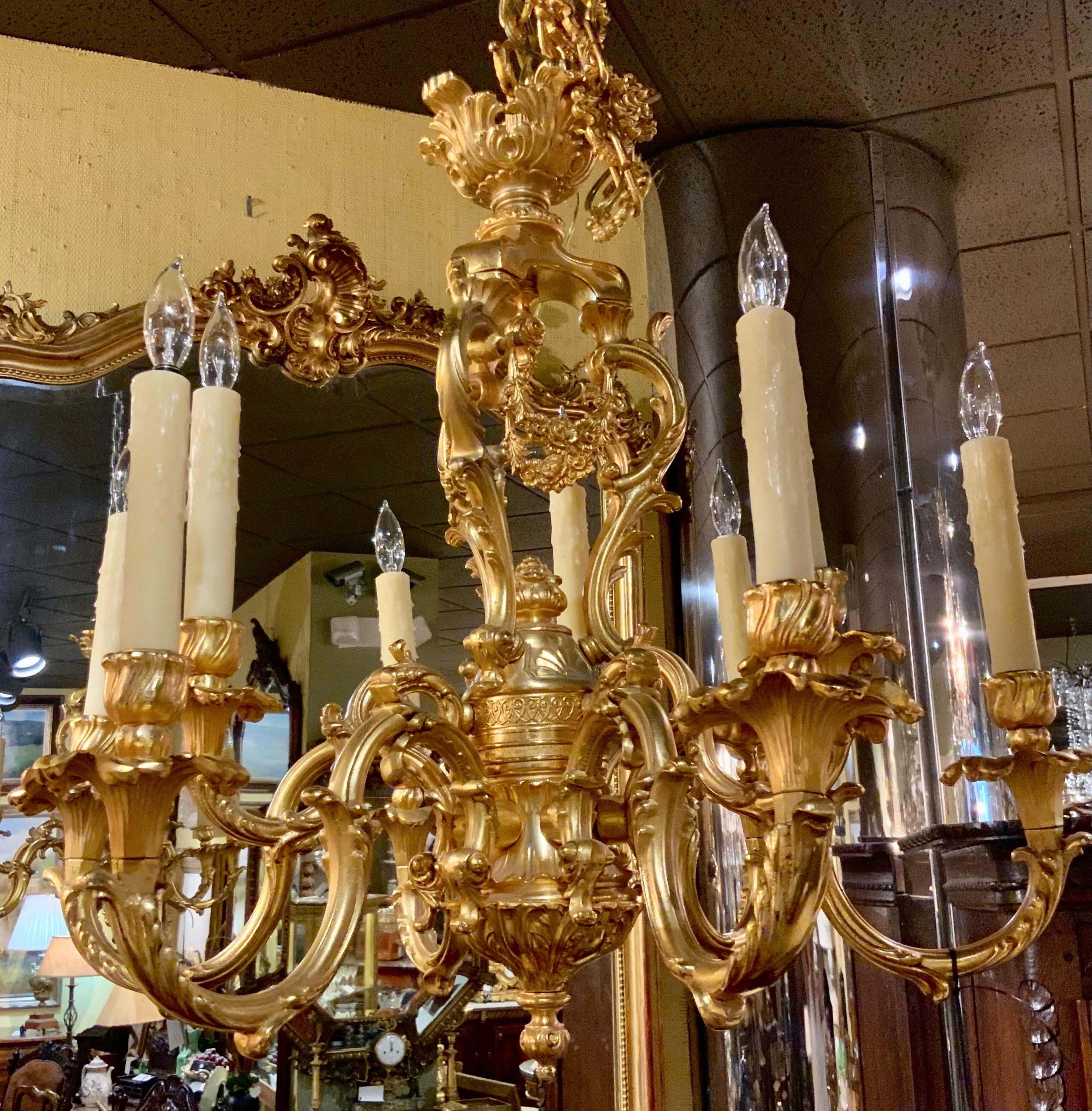 Lustre français en bronze doré de style Louis XV, neuf lumières avec guirlande florale en vente 1