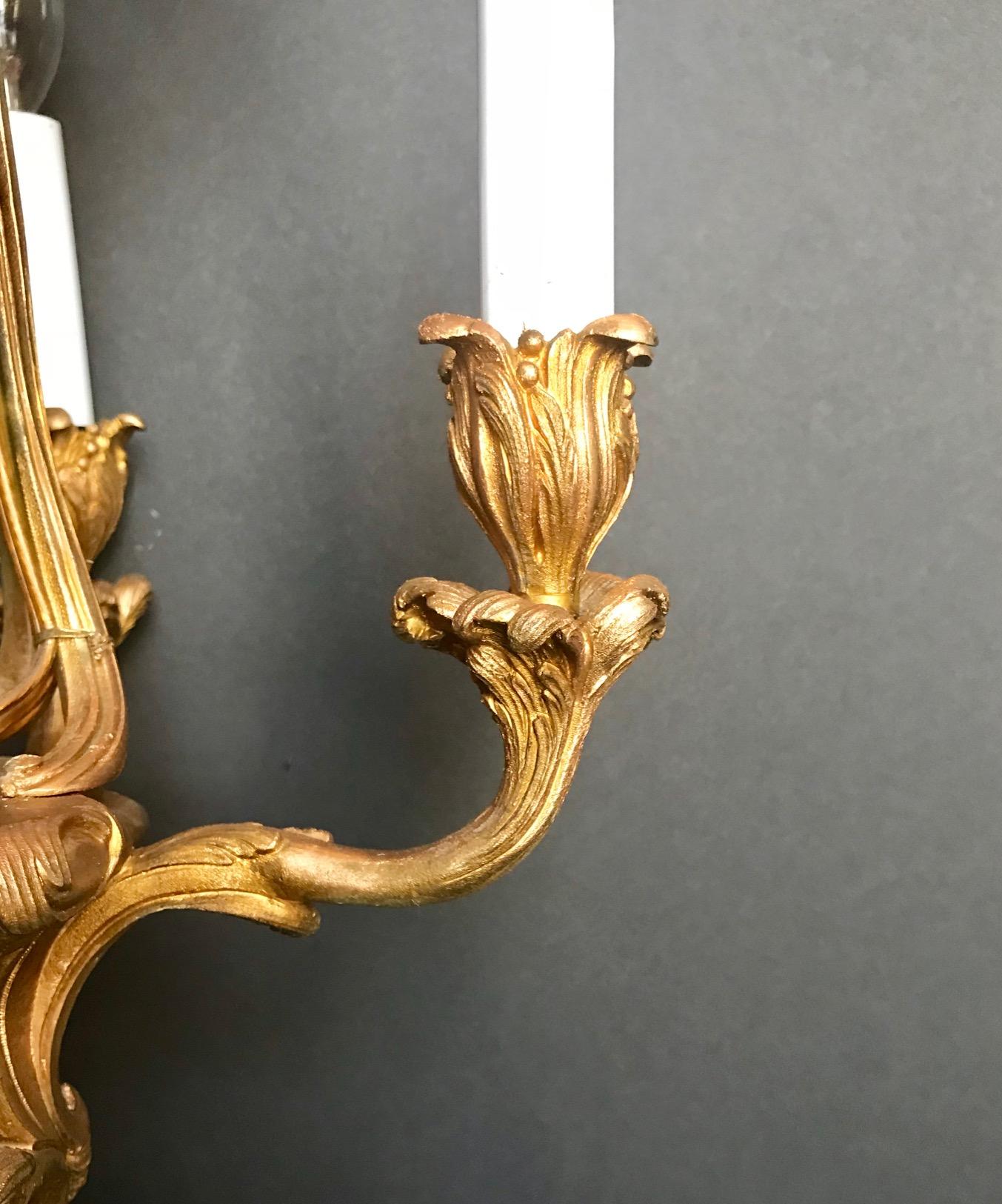 Französischer Kronleuchter aus vergoldeter Bronze, sechsarm, Louis XV.-Stil im Angebot 4