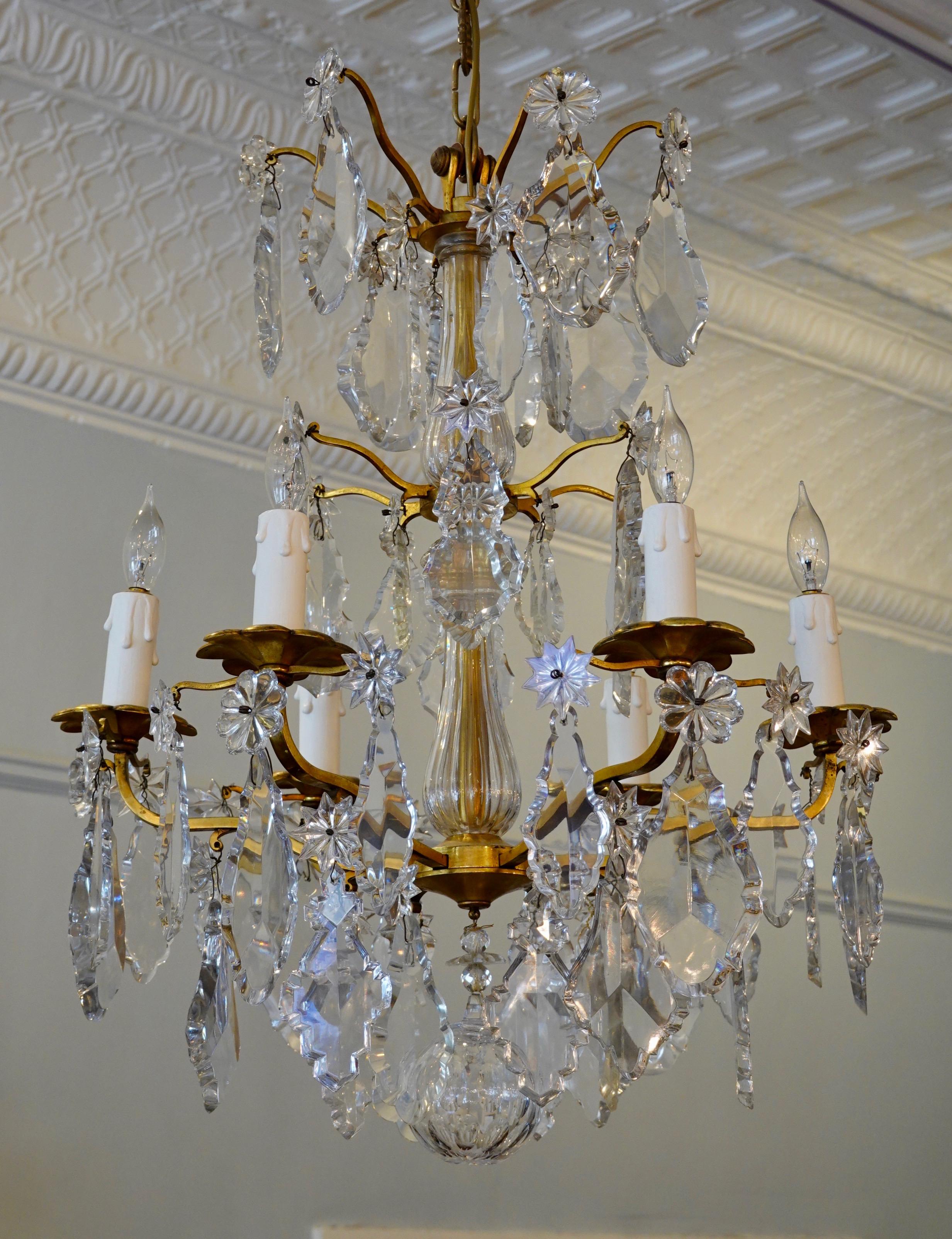 Francese Lampadario francese in bronzo dorato con cristalli eccezionali in vendita