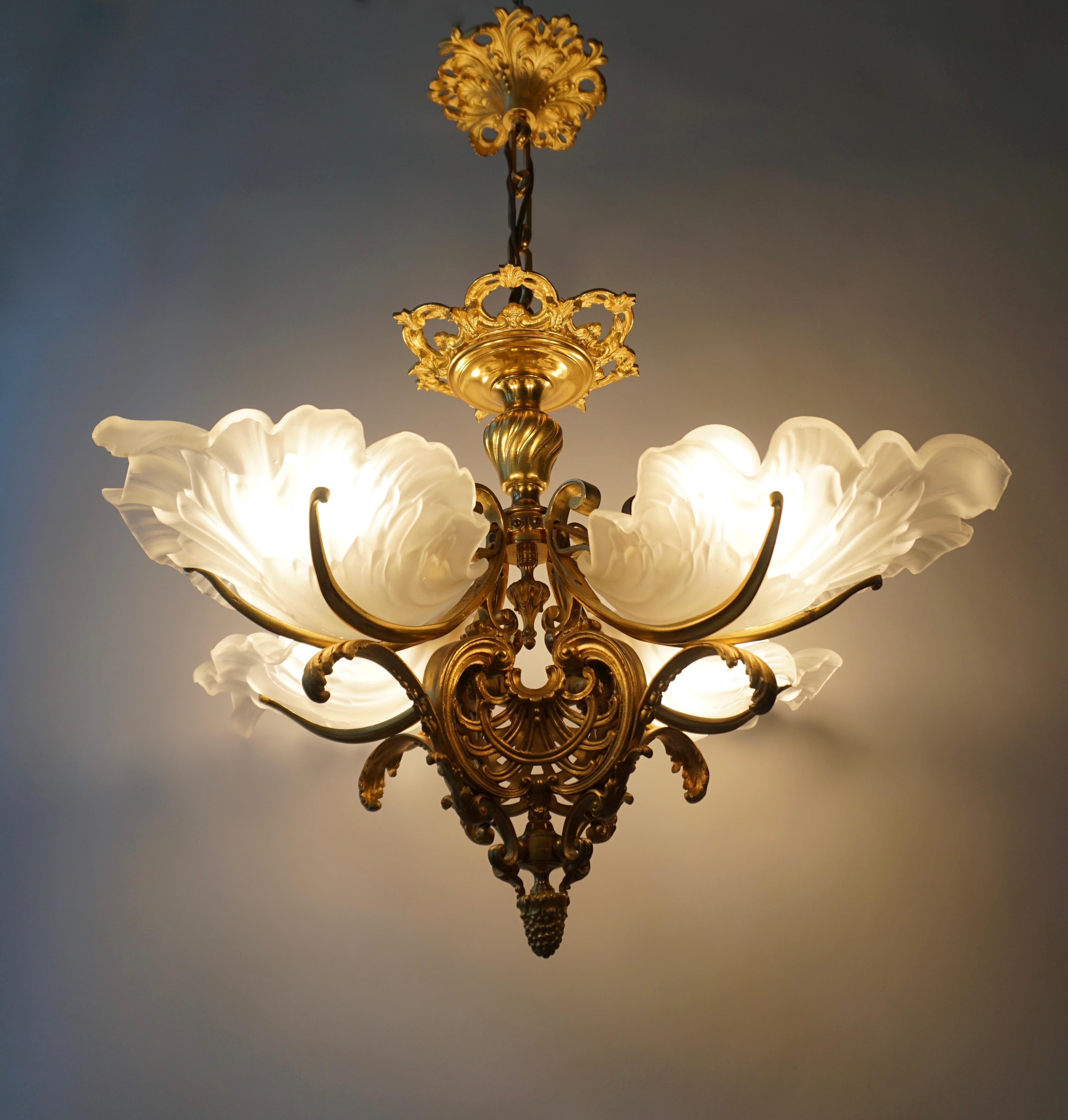French Louis XVI style gilt bronze and frosted glass chandelier with original gilding.The light created by this chandelier is very pleasant and ambient.
The light requires eight single E27 screw fit lightbulbs (60Watt max.) LED