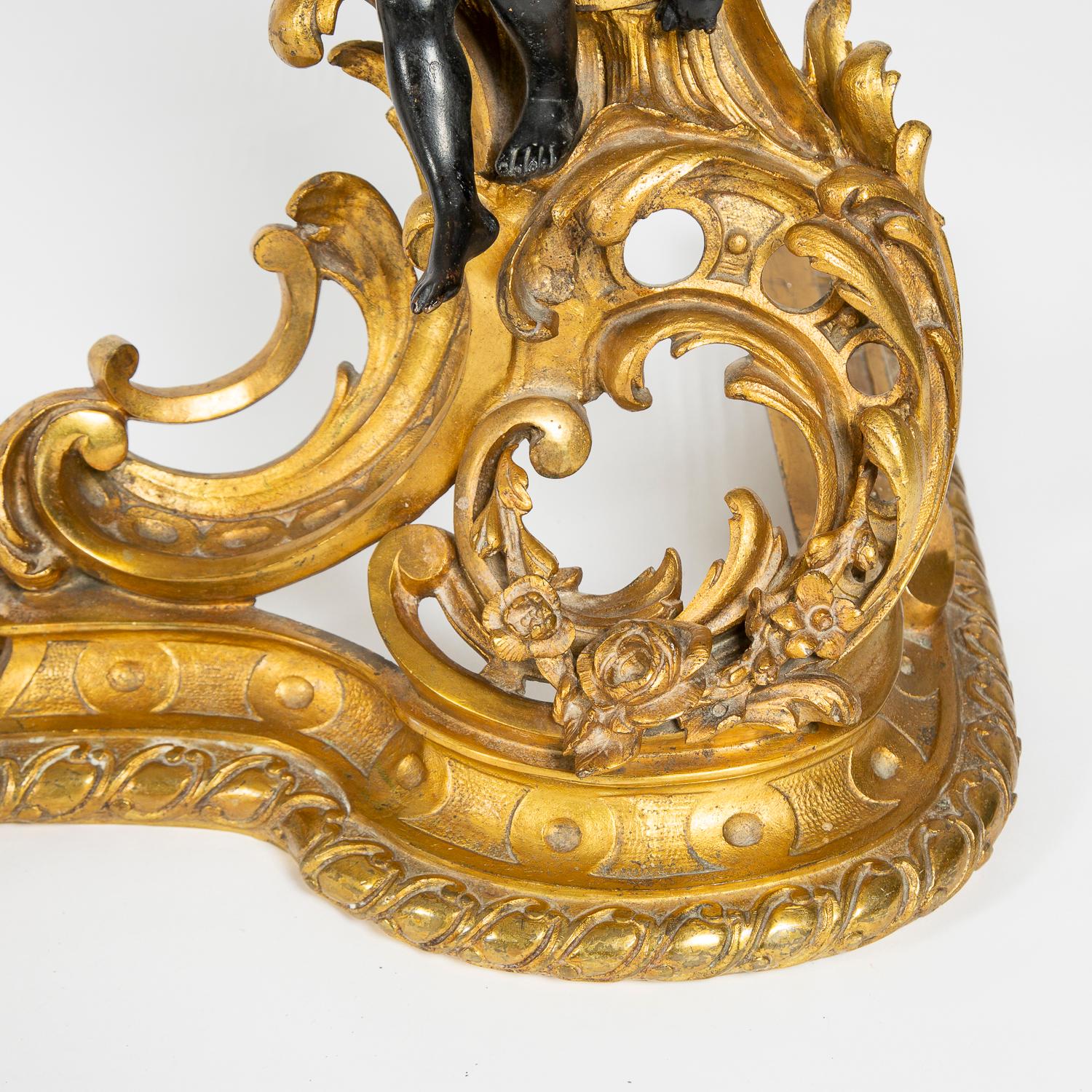 Chenet français en bronze doré de style Louis XV avec figures classiques en vente 4