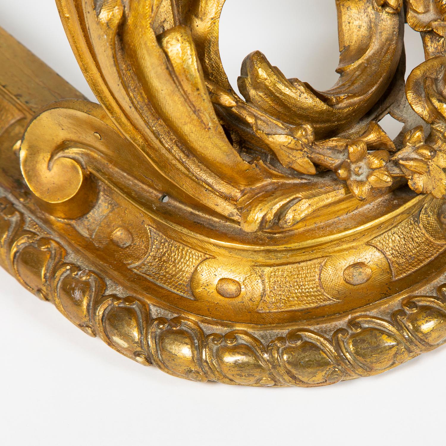 Chenet français en bronze doré de style Louis XV avec figures classiques en vente 5