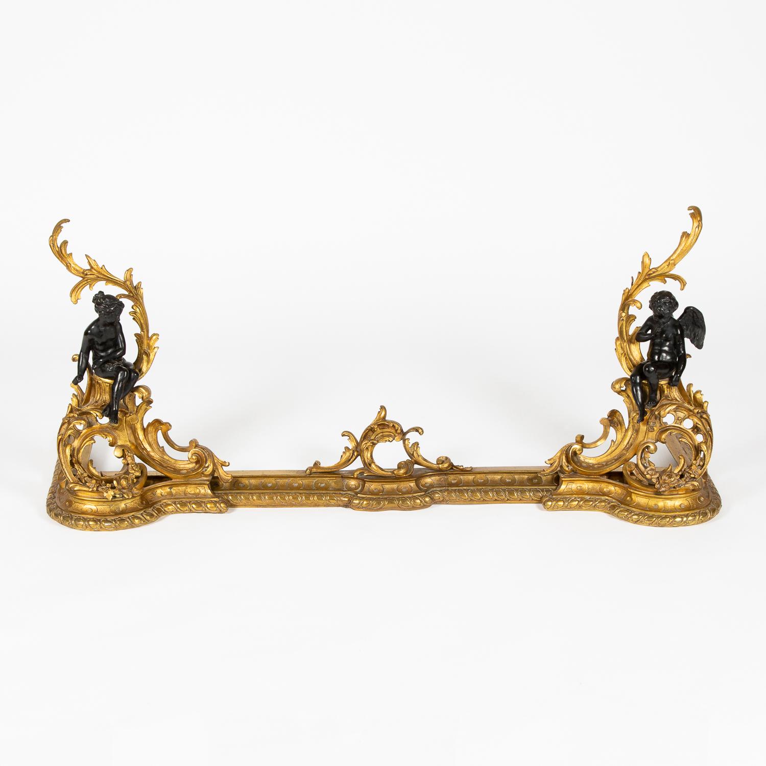 Français Chenet français en bronze doré de style Louis XV avec figures classiques en vente