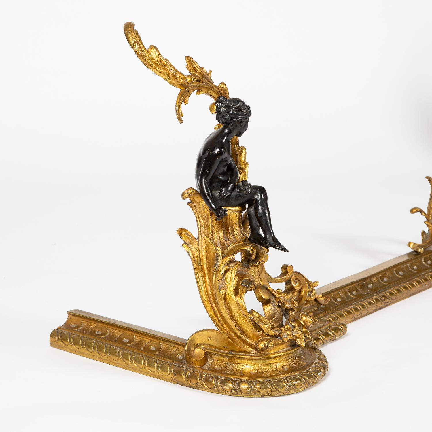 XIXe siècle Chenet français en bronze doré de style Louis XV avec figures classiques en vente