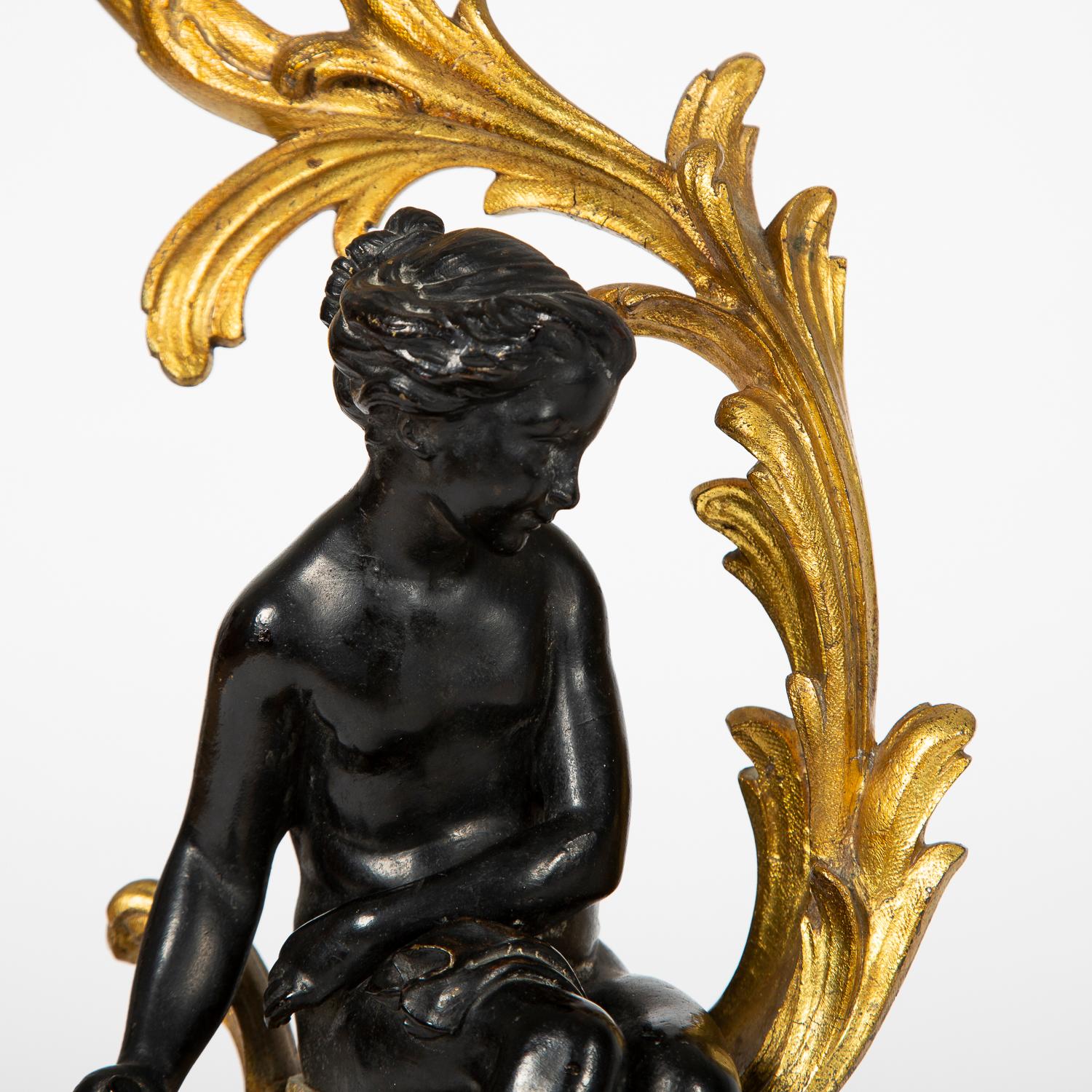 Bronze Chenet français en bronze doré de style Louis XV avec figures classiques en vente