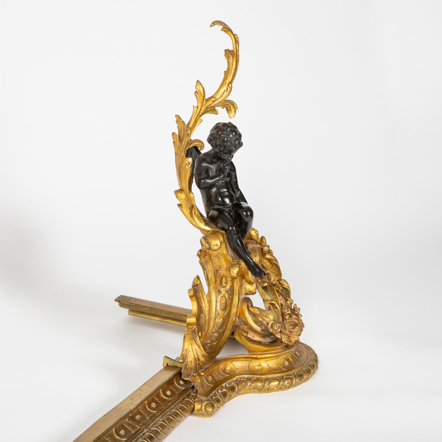 Chenet français en bronze doré de style Louis XV avec figures classiques en vente 2