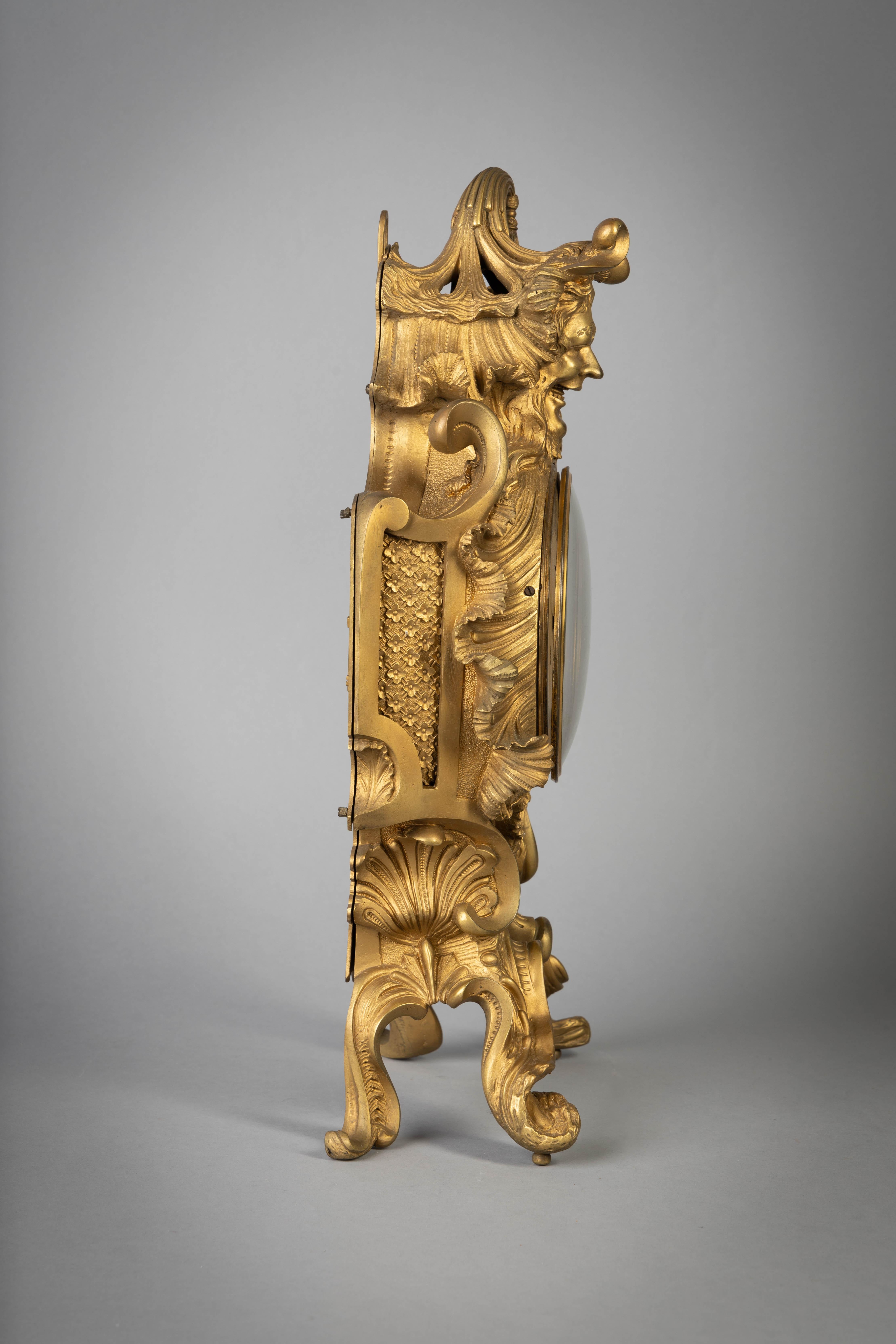 Reloj francés de bronce dorado, con cabeza de Baco, hacia 1840.